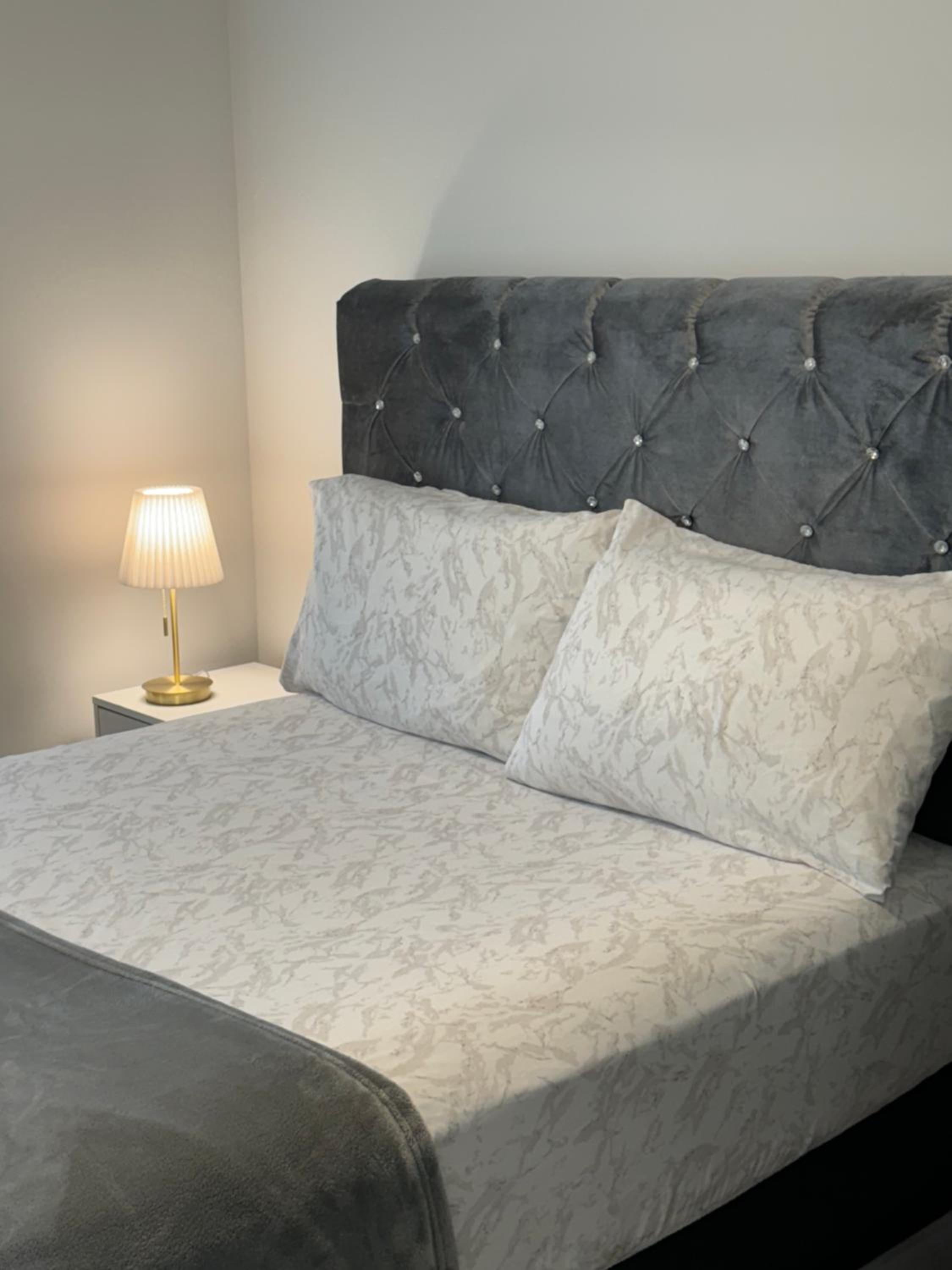 Serene Stay - Private Room and bath with Parking and Wi-Fi