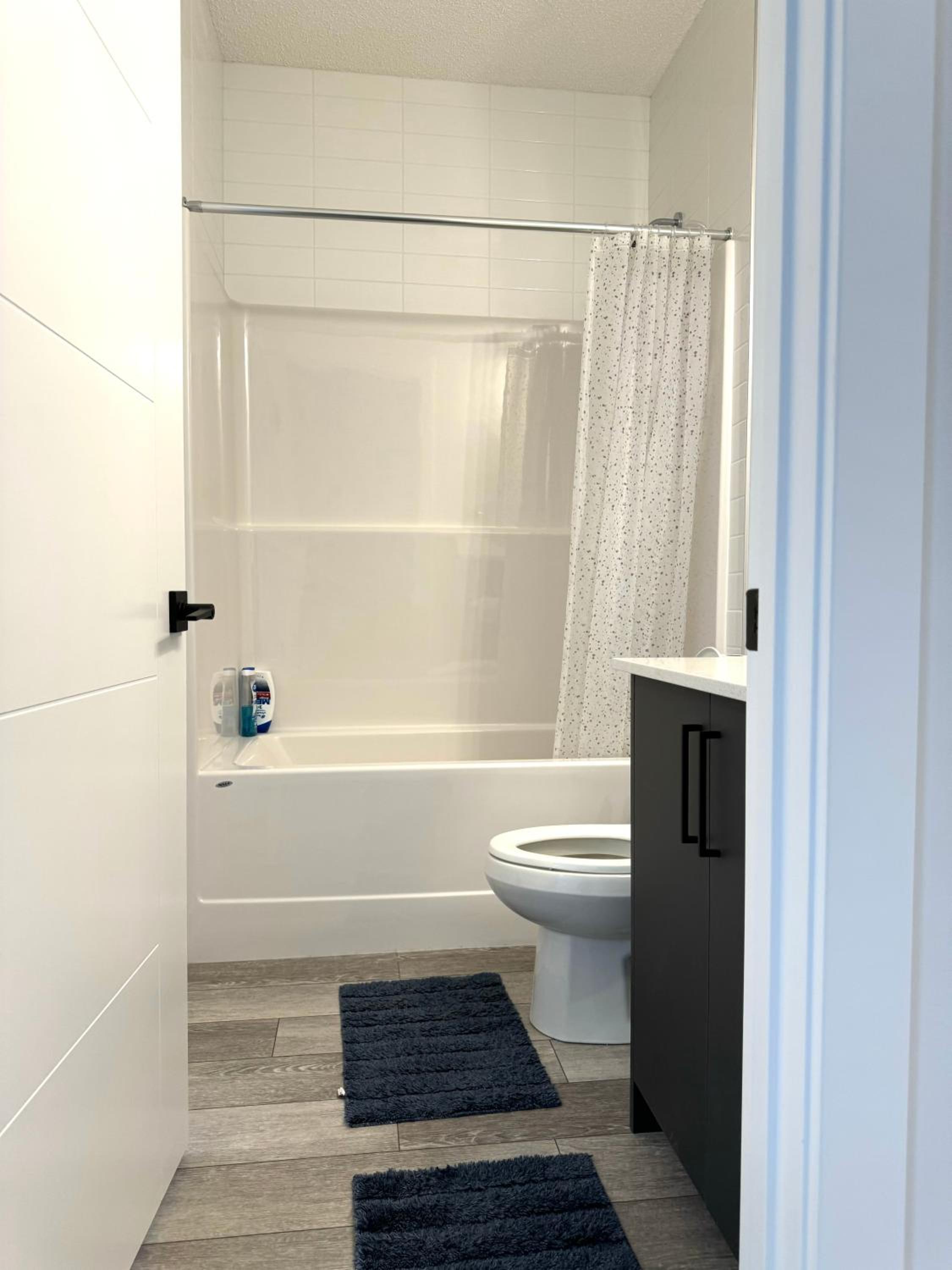 Serene Stay - Private Room and bath with Parking and Wi-Fi