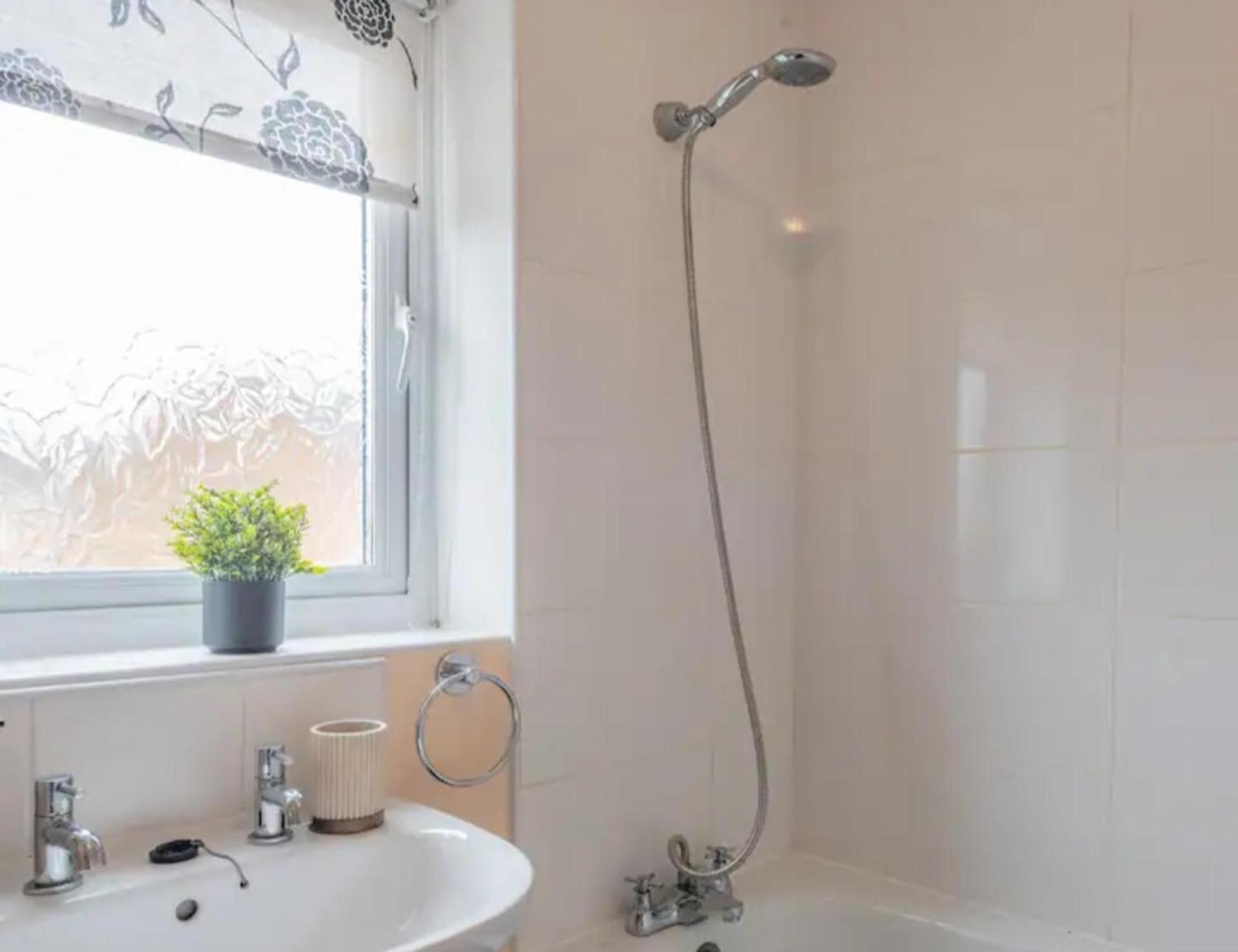 Charming Whitehurst Drive Nest in Manchester view 4