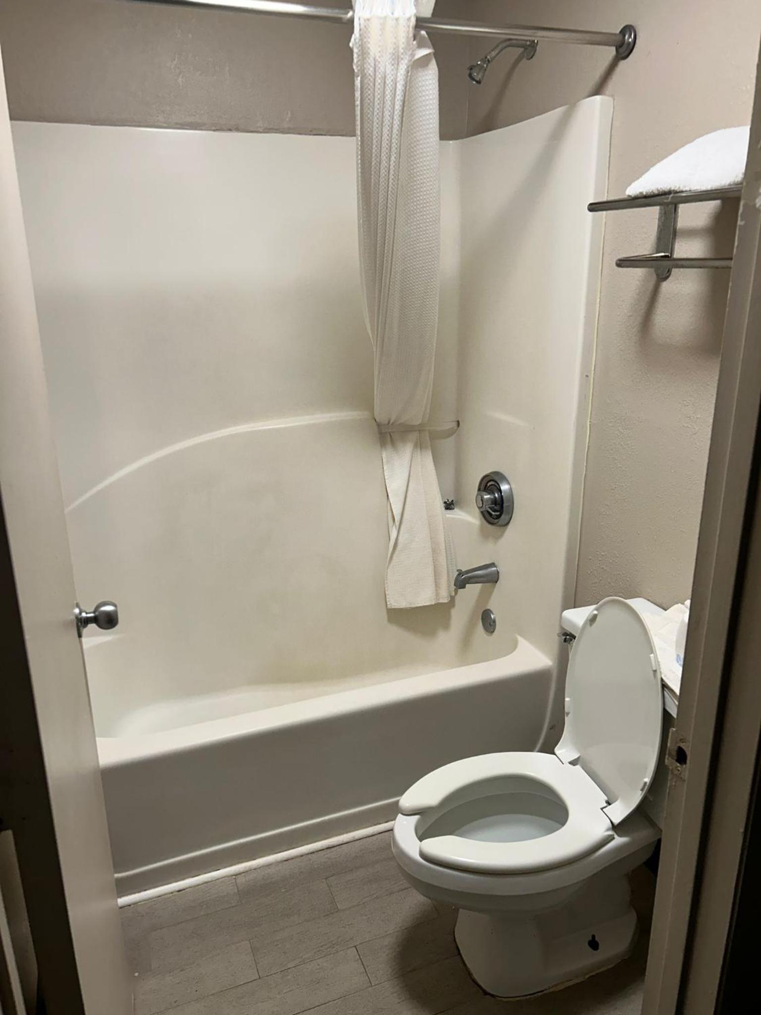 Super 8 by Wyndham Elberton - Property Image 3