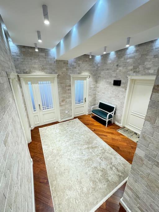 Luxury Apartment In Downtown