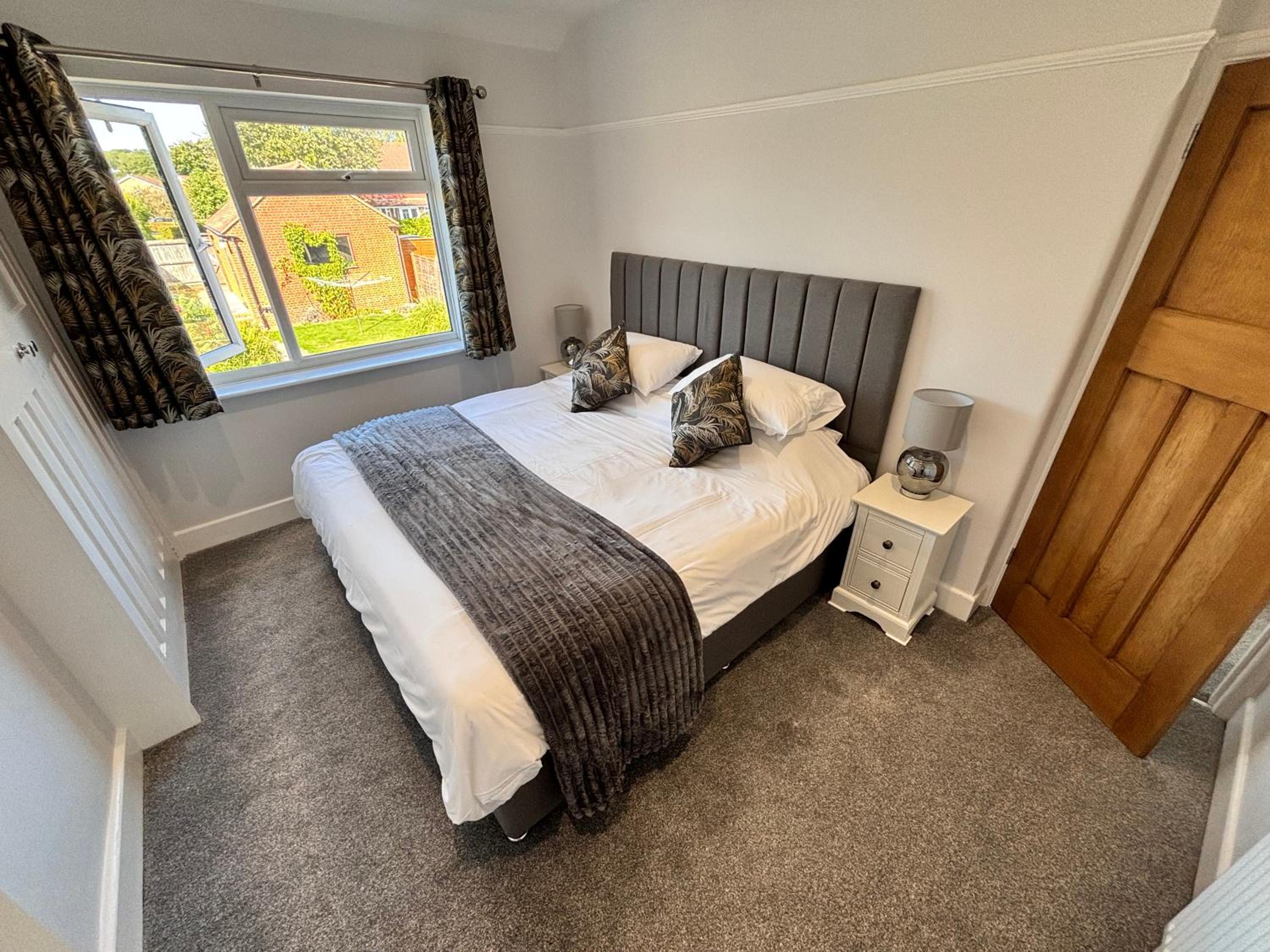 City centre home in Canterbury with free parking view 2