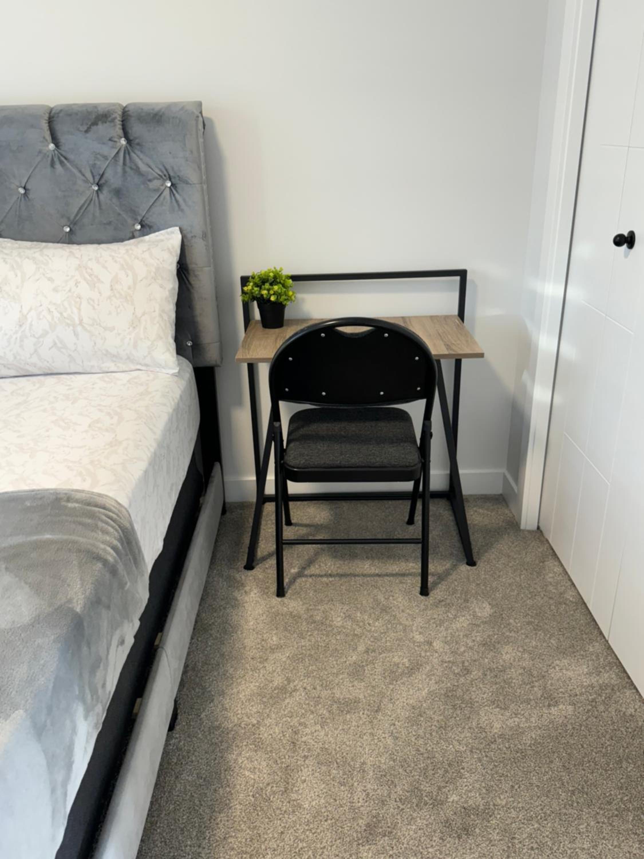 Serene Stay - Private Room and bath with Parking and Wi-Fi