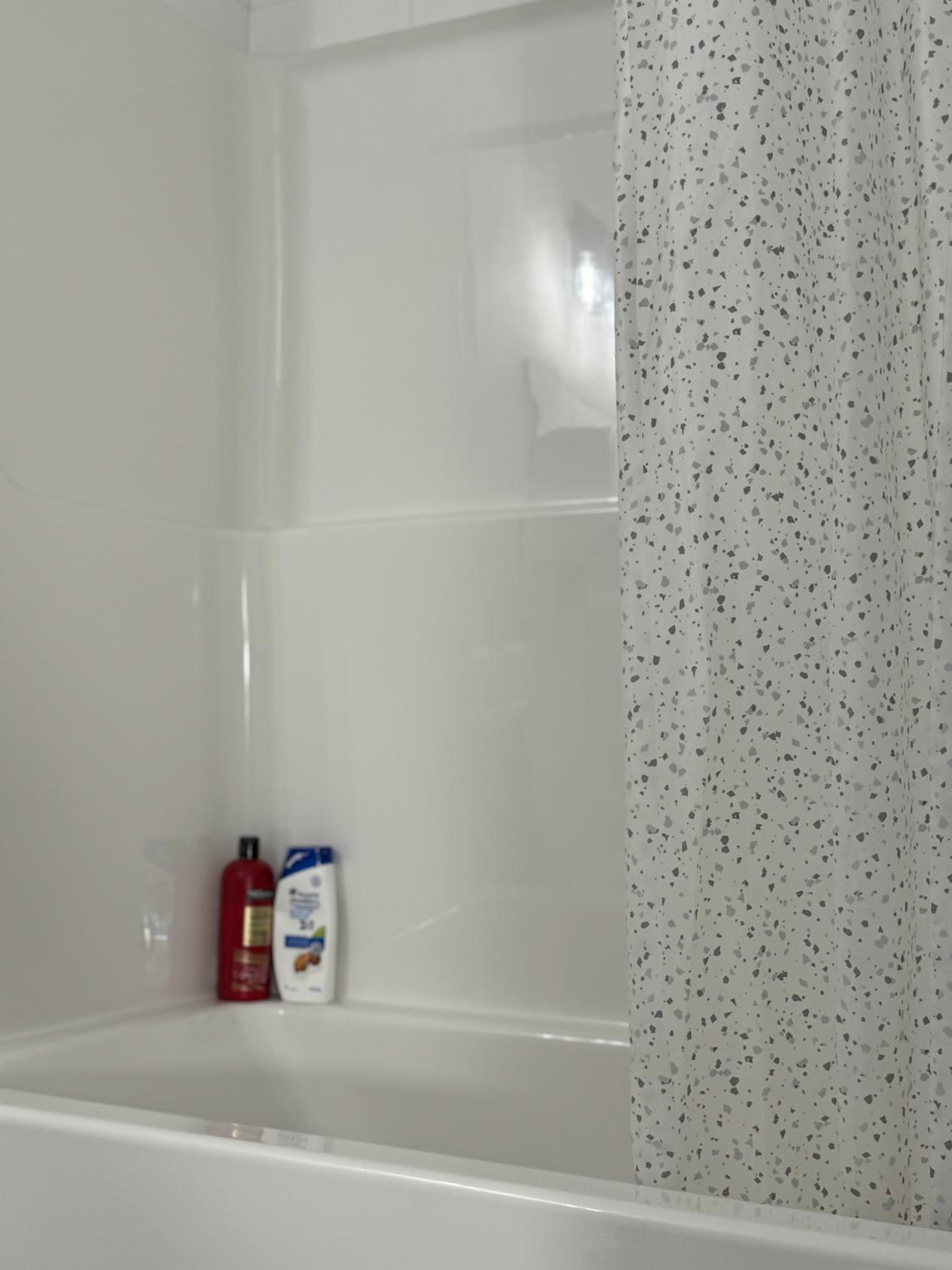 Serene Stay - Private Room and bath with Parking and Wi-Fi
