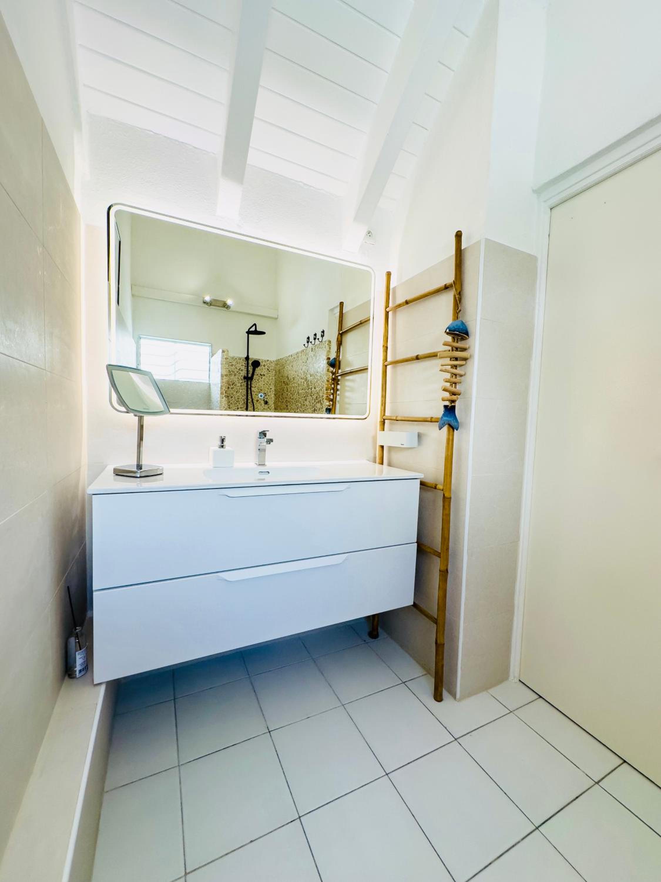 Spacious Waterfront 2 Bedroom Condo with 2 Bathrooms, Pool, AC view 2