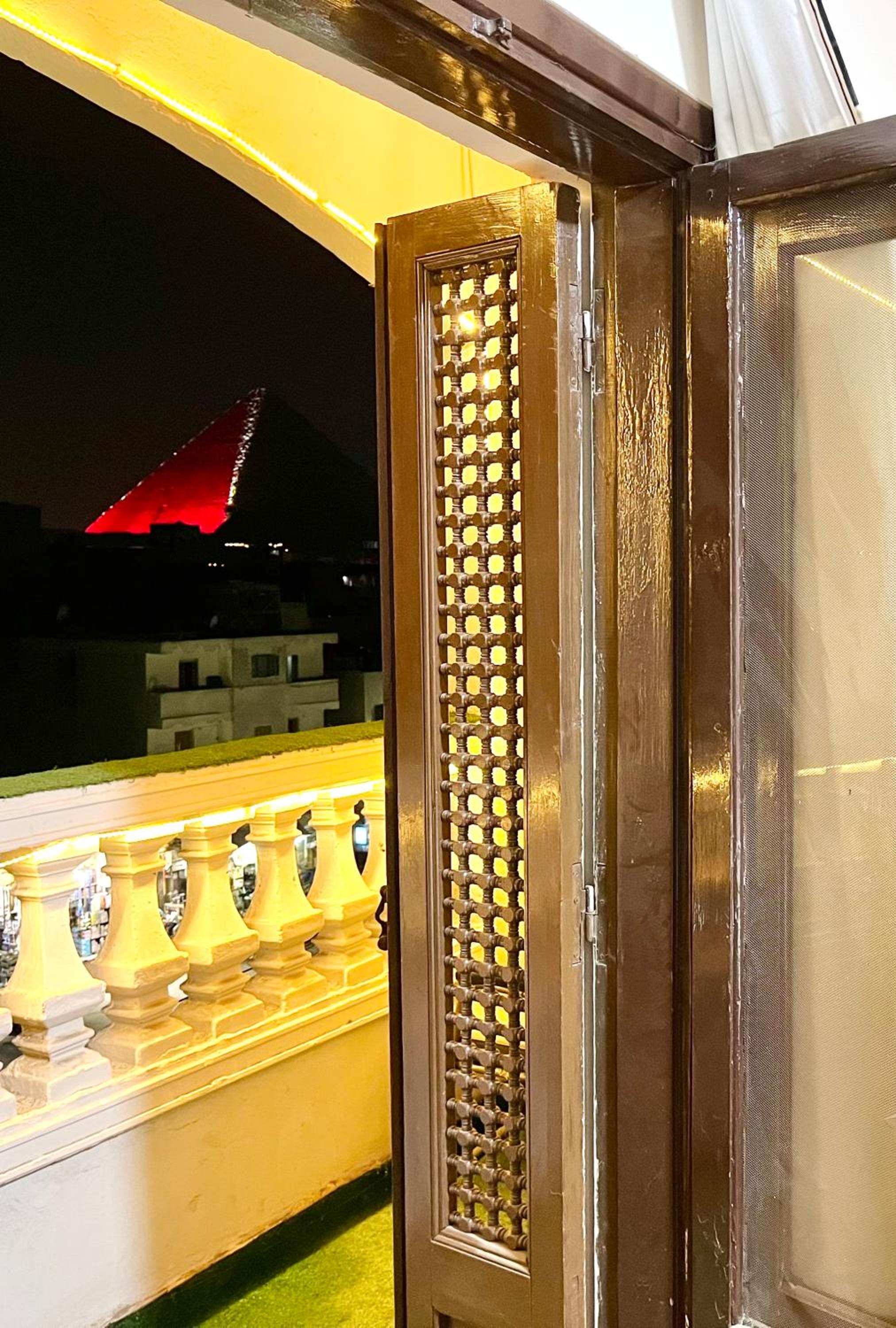 The pharaohs pyramids view apartment