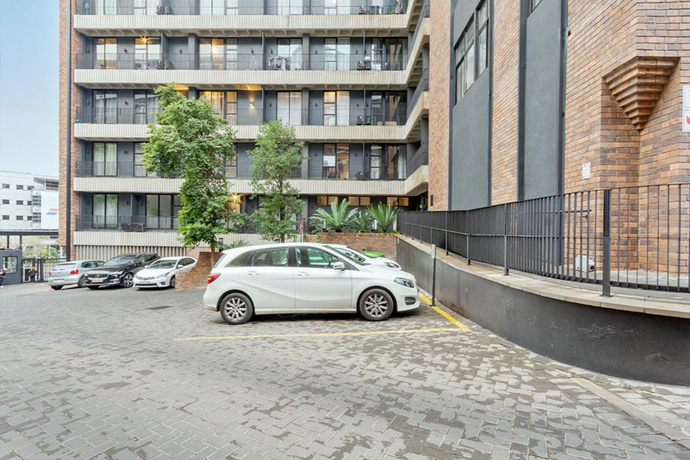 Sandton City Splendid Apartment 009 Power & Water Backup