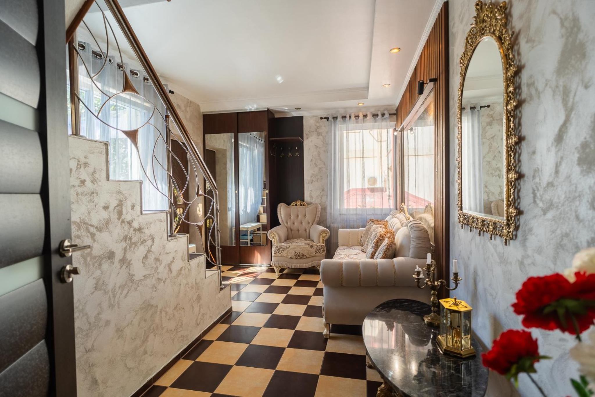 Luxurious Villa with Huge Garden, Terrace & Outdoor Space