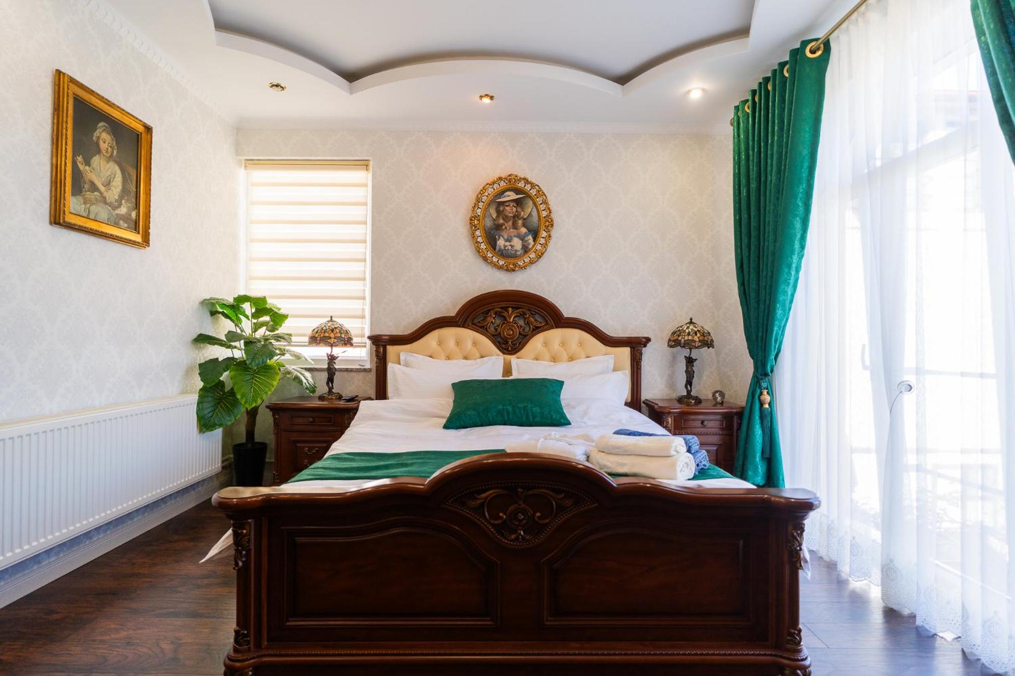 Luxurious Villa with Huge Garden, Terrace & Outdoor Space