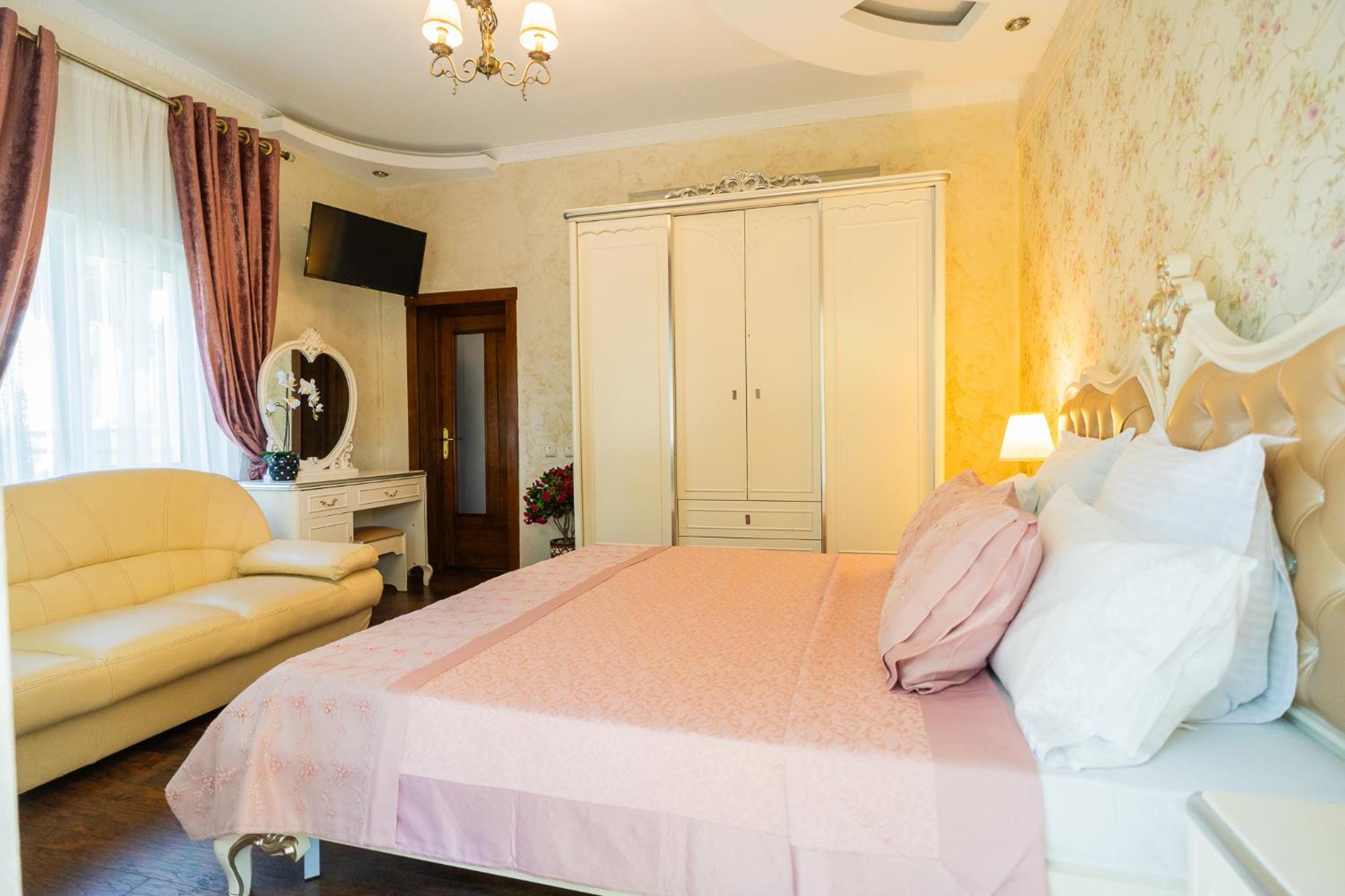 Luxurious Villa with Huge Garden, Terrace & Outdoor Space