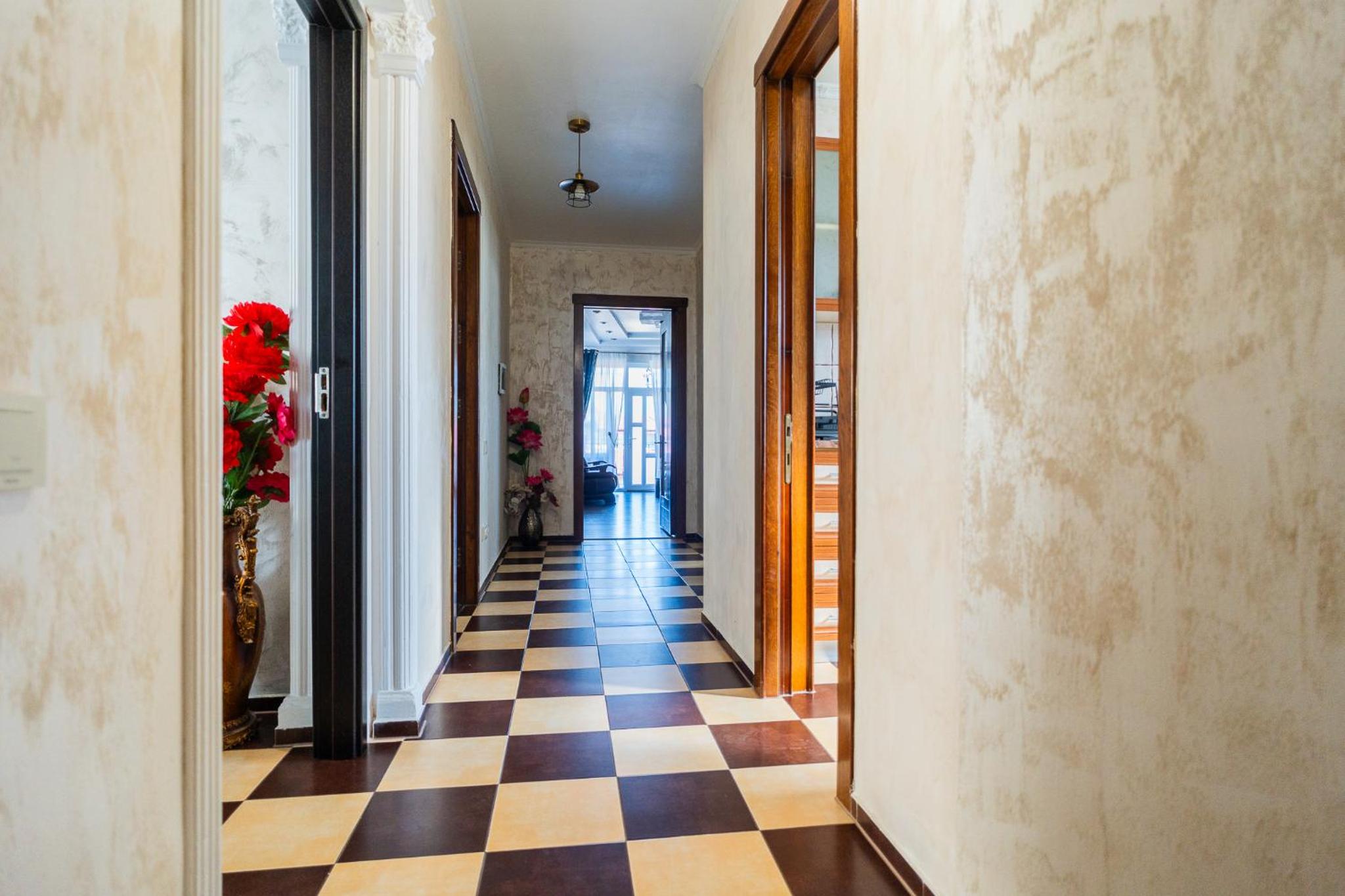 Luxurious Villa with Huge Garden, Terrace & Outdoor Space