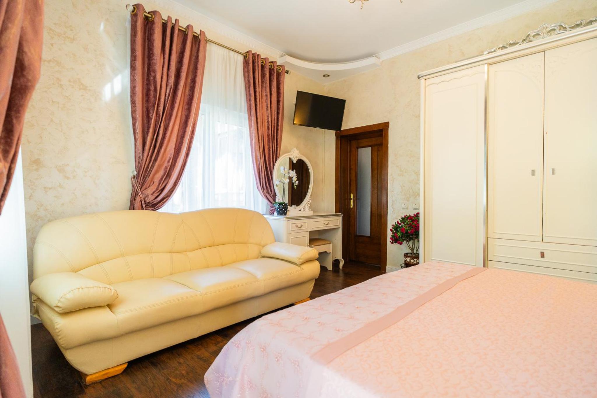 Luxurious Villa with Huge Garden, Terrace & Outdoor Space