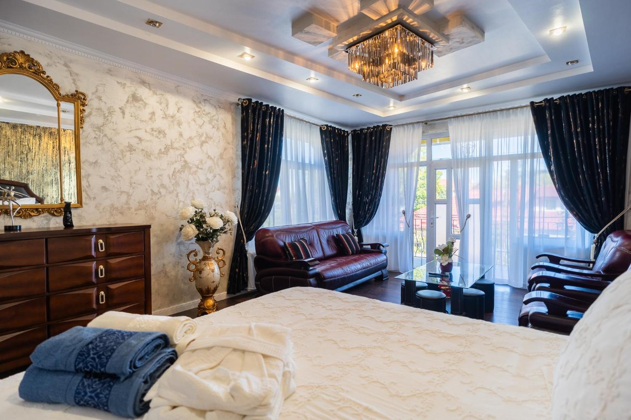Luxurious Villa with Huge Garden, Terrace & Outdoor Space