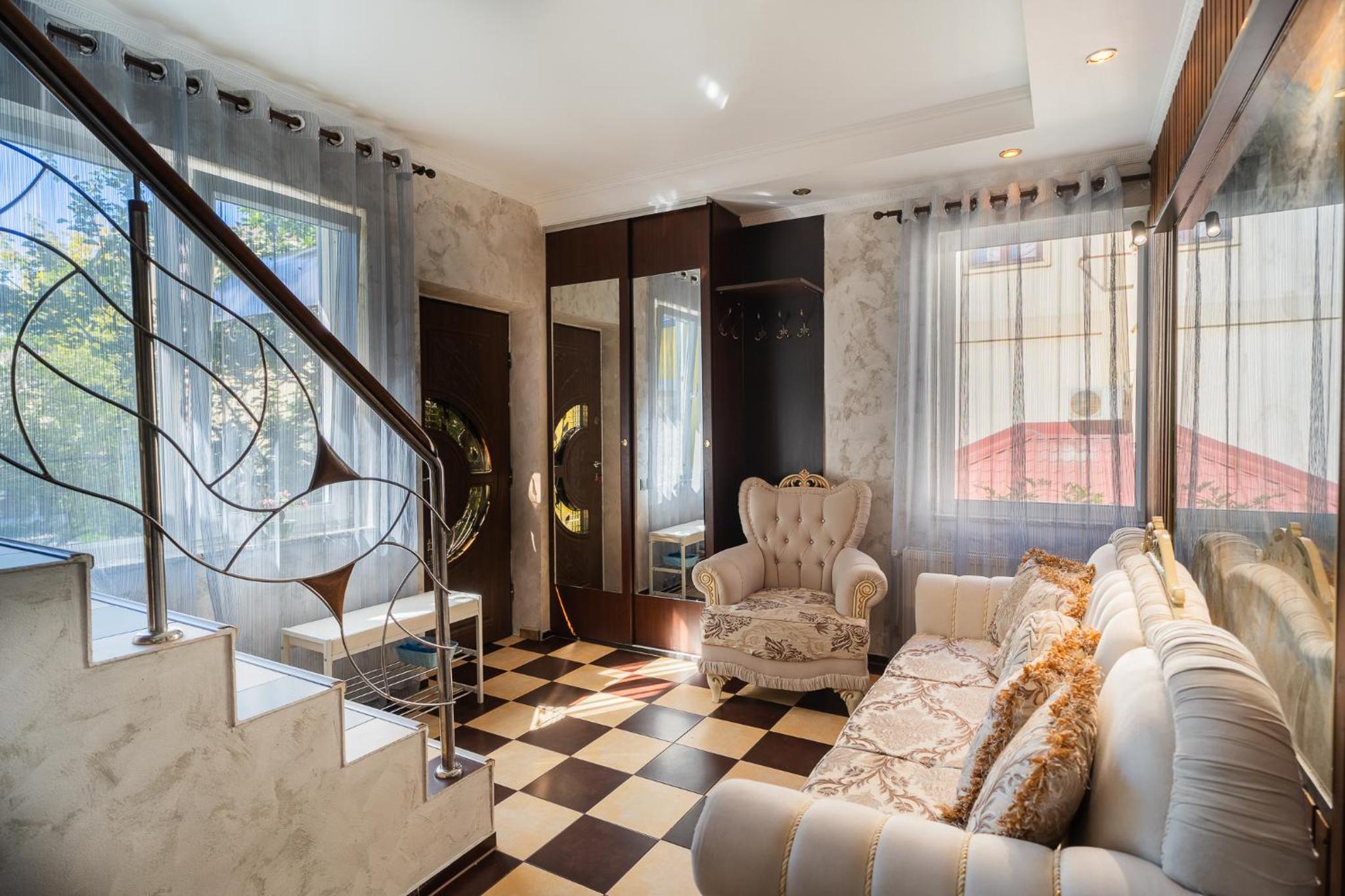 Luxurious Villa with Huge Garden, Terrace & Outdoor Space