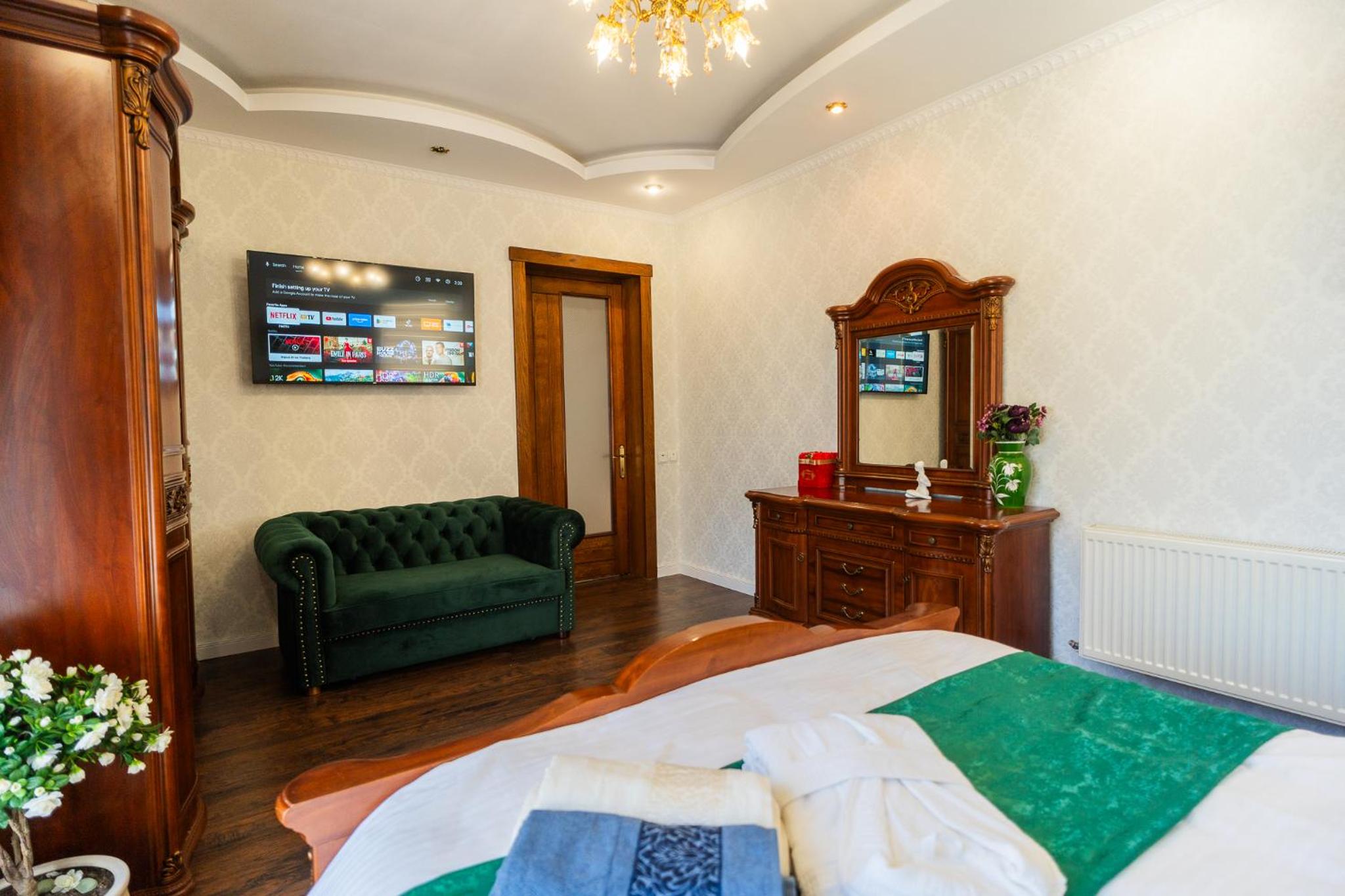 Luxurious Villa with Huge Garden, Terrace & Outdoor Space