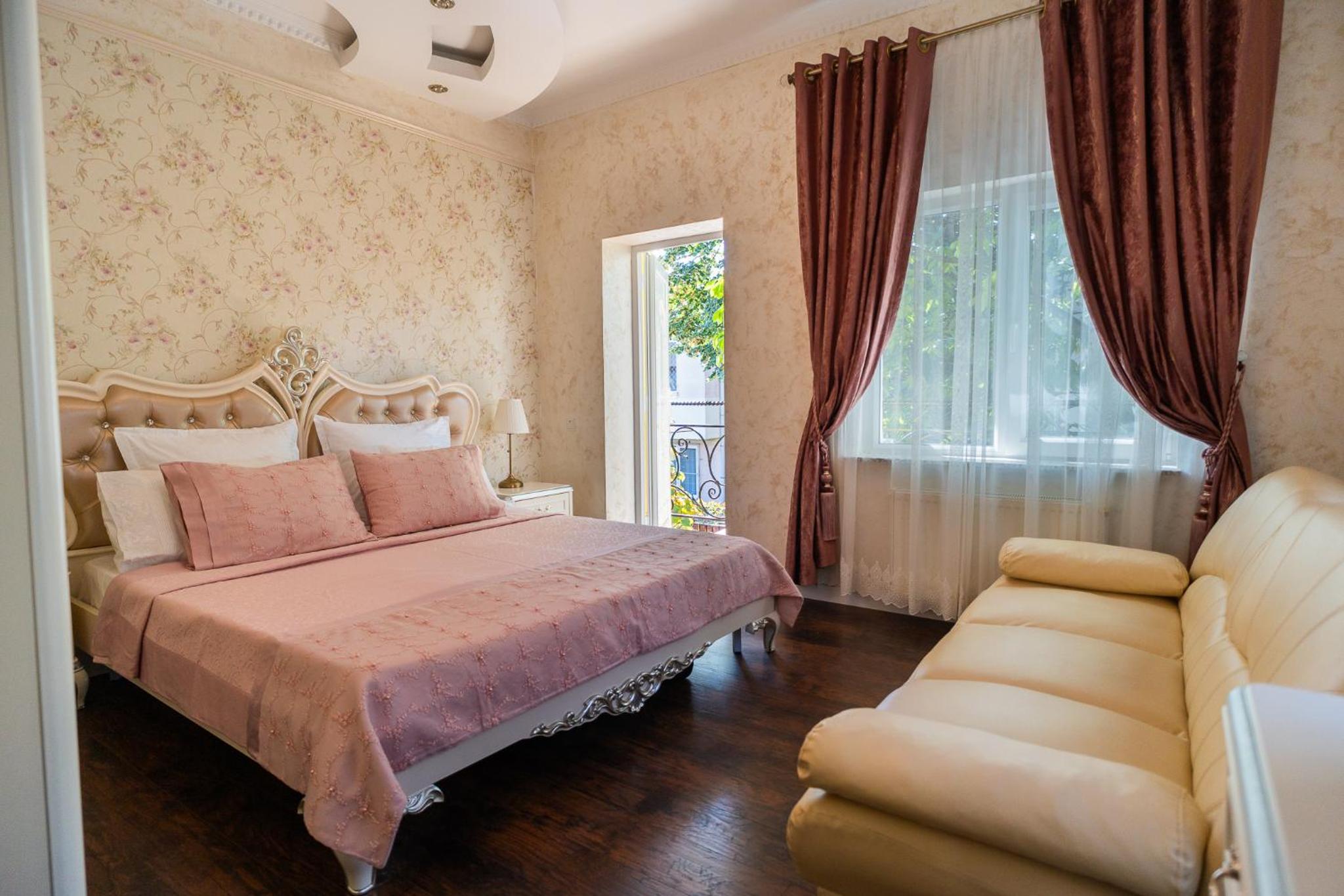 Luxurious Villa with Huge Garden, Terrace & Outdoor Space