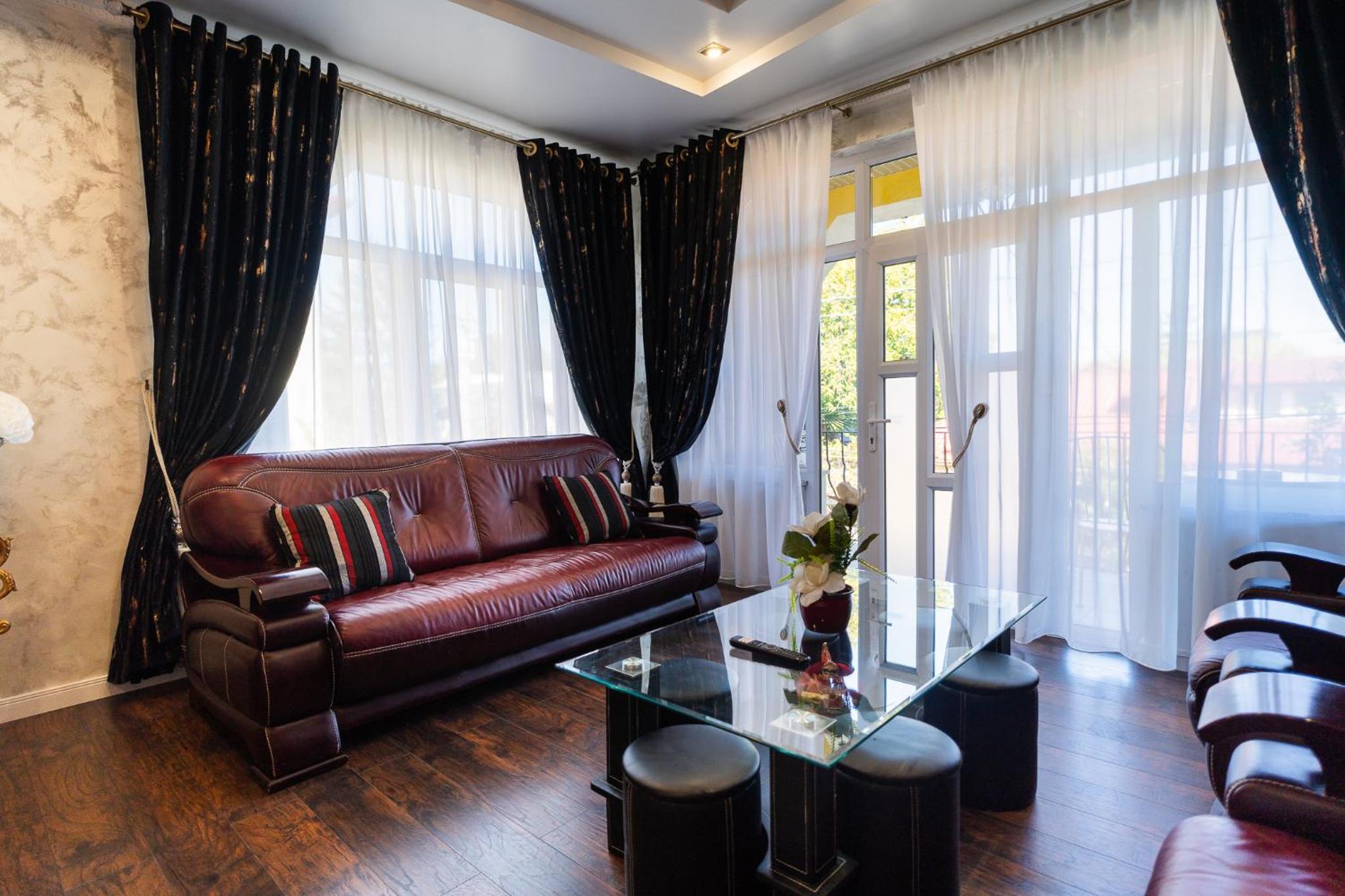 Luxurious Villa with Huge Garden, Terrace & Outdoor Space