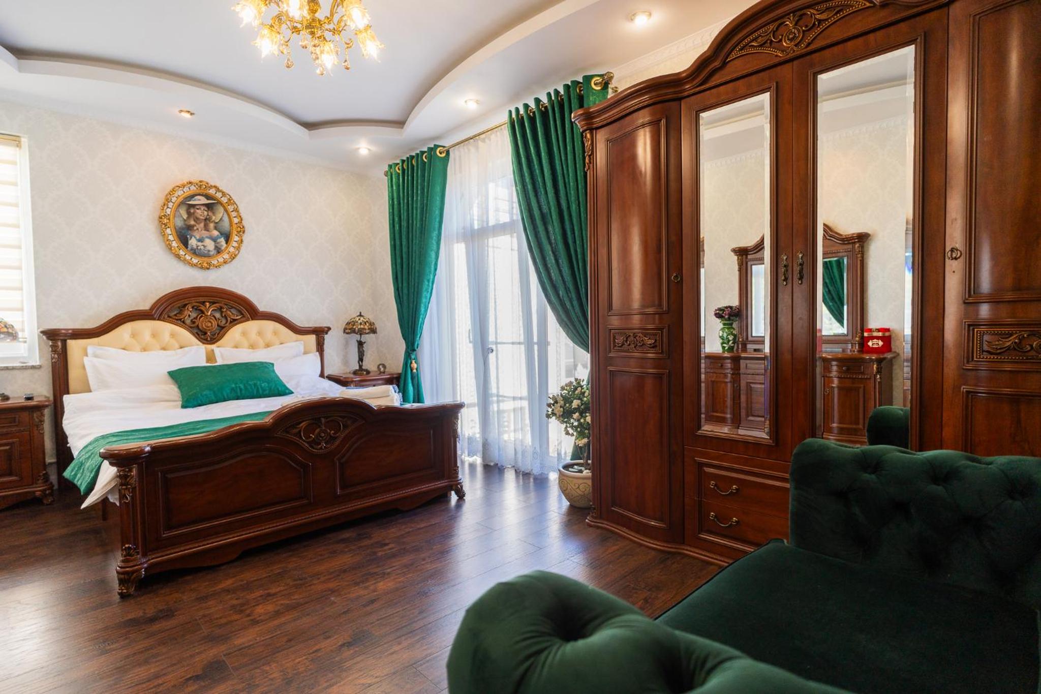 Luxurious Villa with Huge Garden, Terrace & Outdoor Space