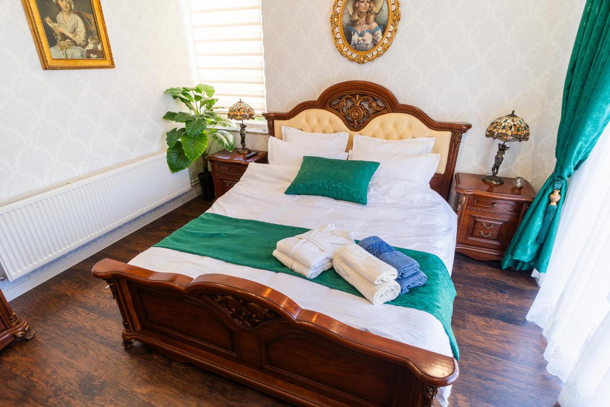 Luxurious Villa with Huge Garden, Terrace & Outdoor Space