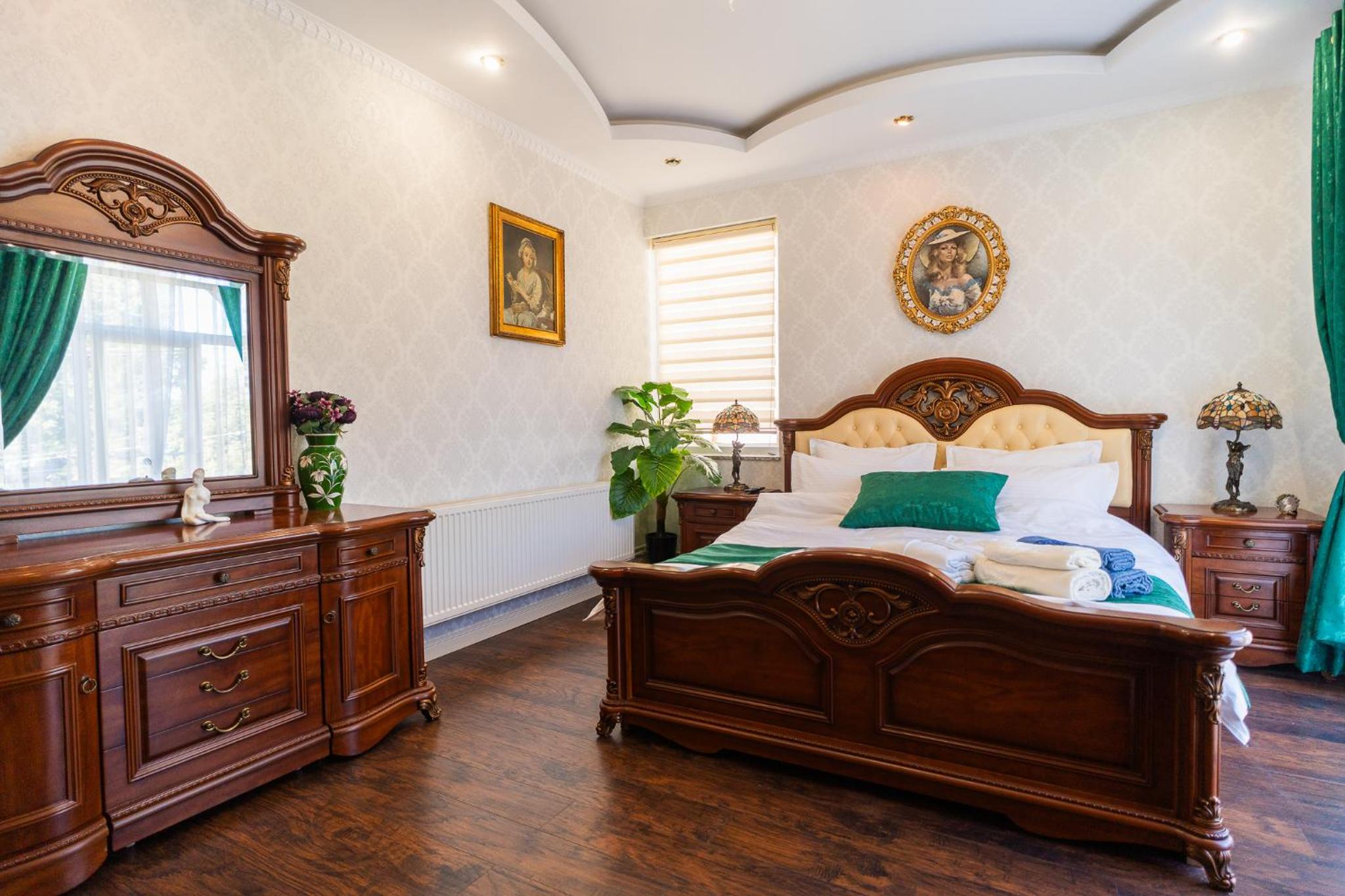 Luxurious Villa with Huge Garden, Terrace & Outdoor Space
