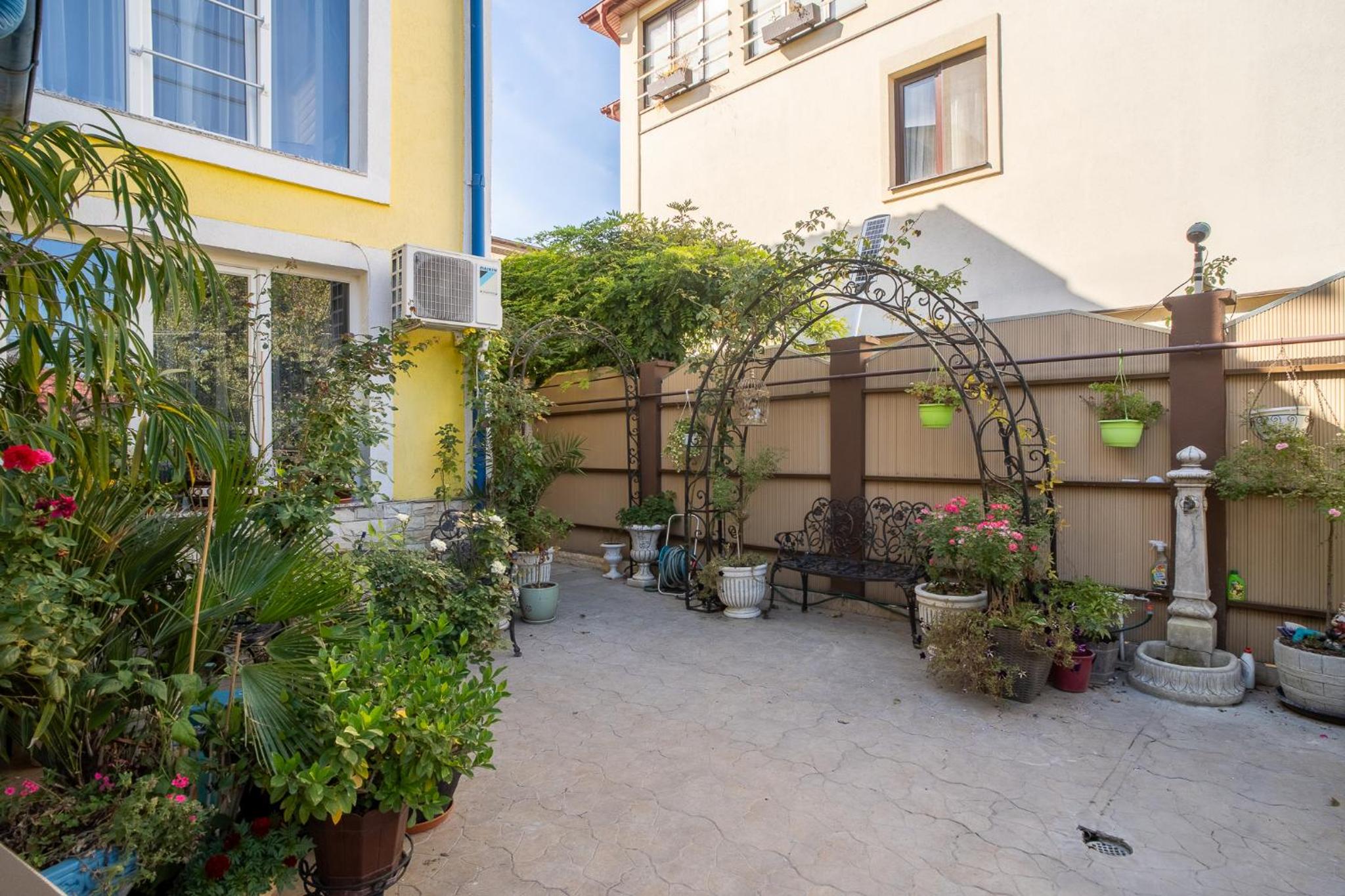 Luxurious Villa with Huge Garden, Terrace & Outdoor Space