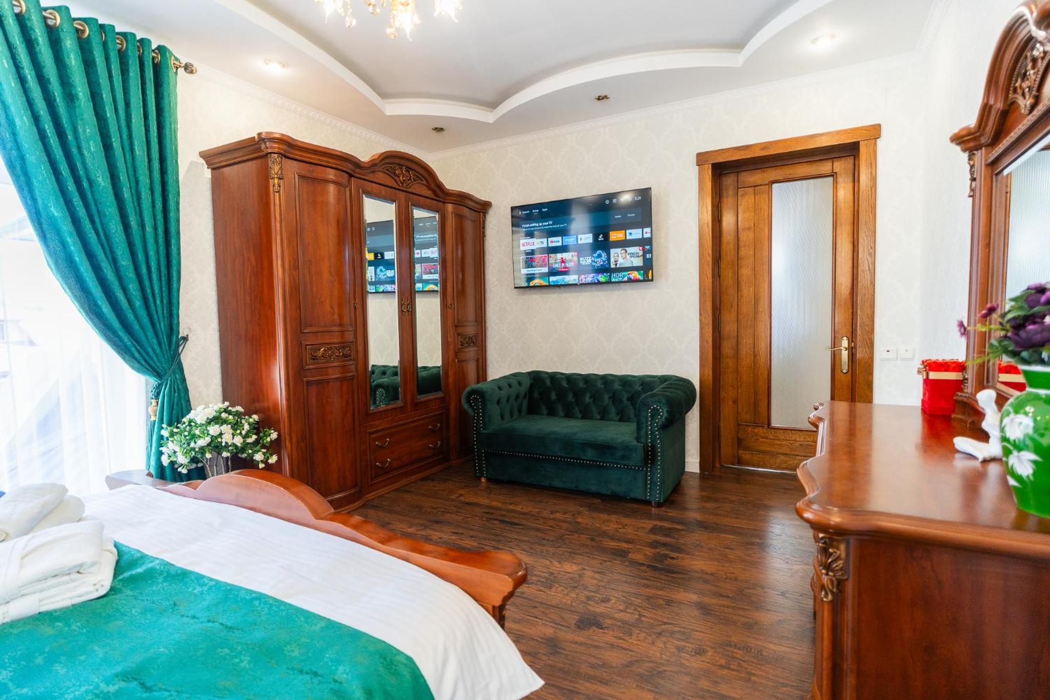 Luxurious Villa with Huge Garden, Terrace & Outdoor Space