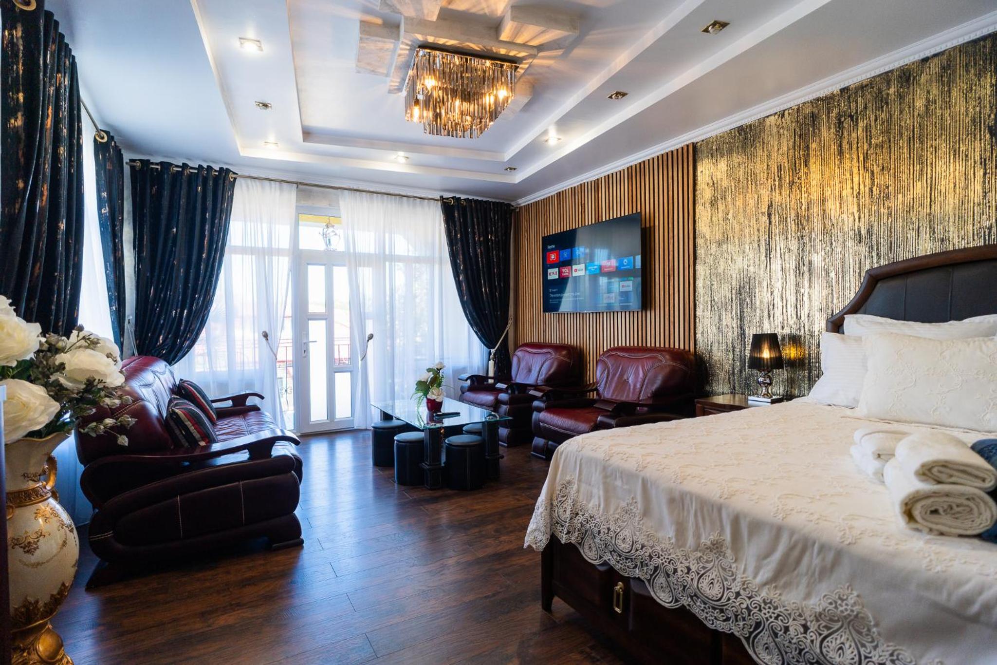 Luxurious Villa with Huge Garden, Terrace & Outdoor Space