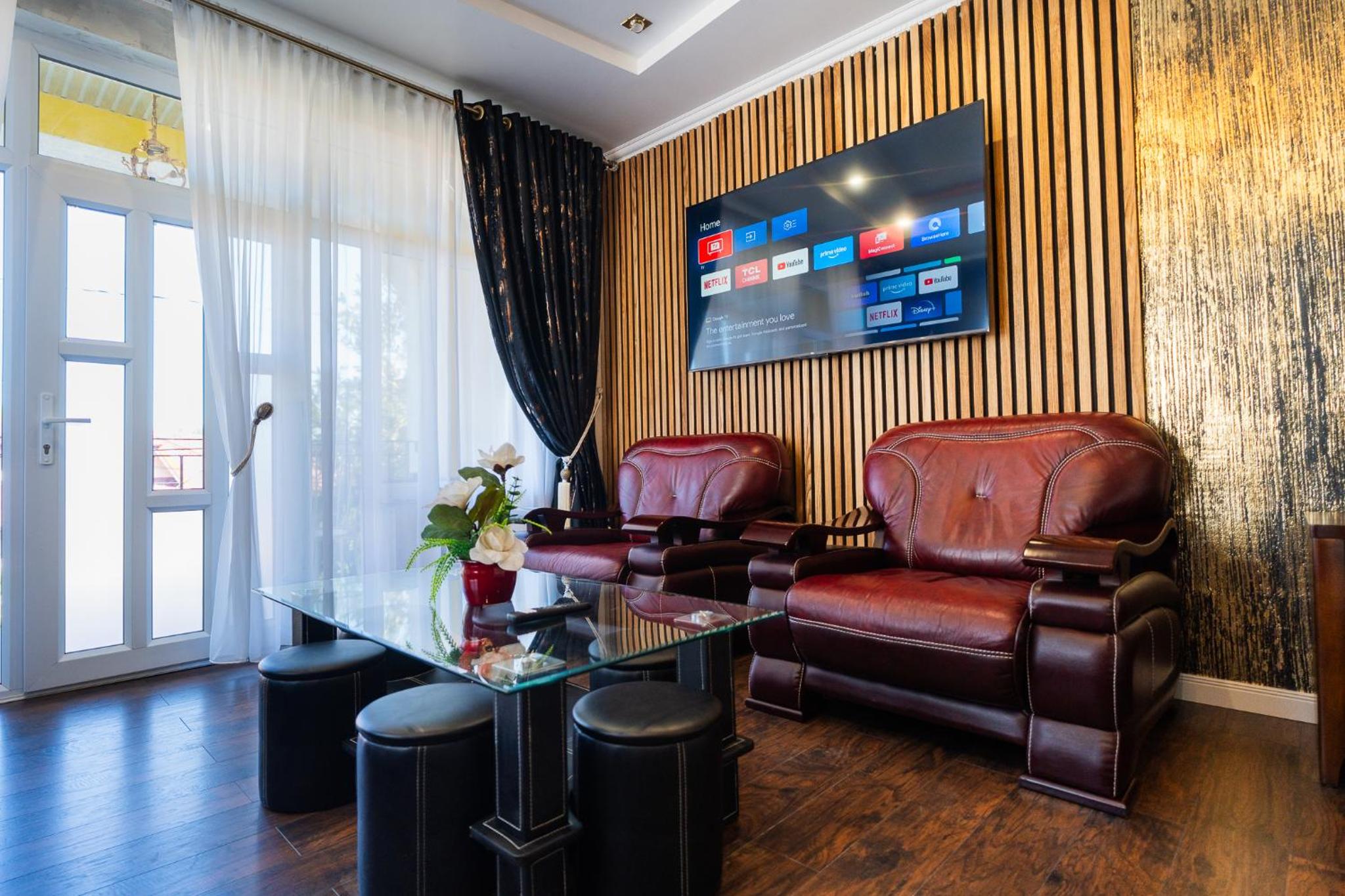 Luxurious Villa with Huge Garden, Terrace & Outdoor Space