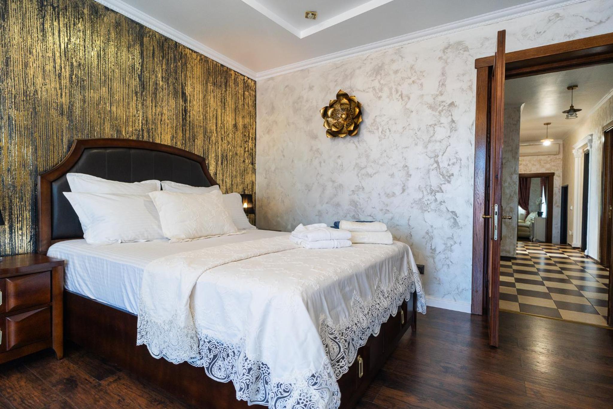 Luxurious Villa with Huge Garden, Terrace & Outdoor Space