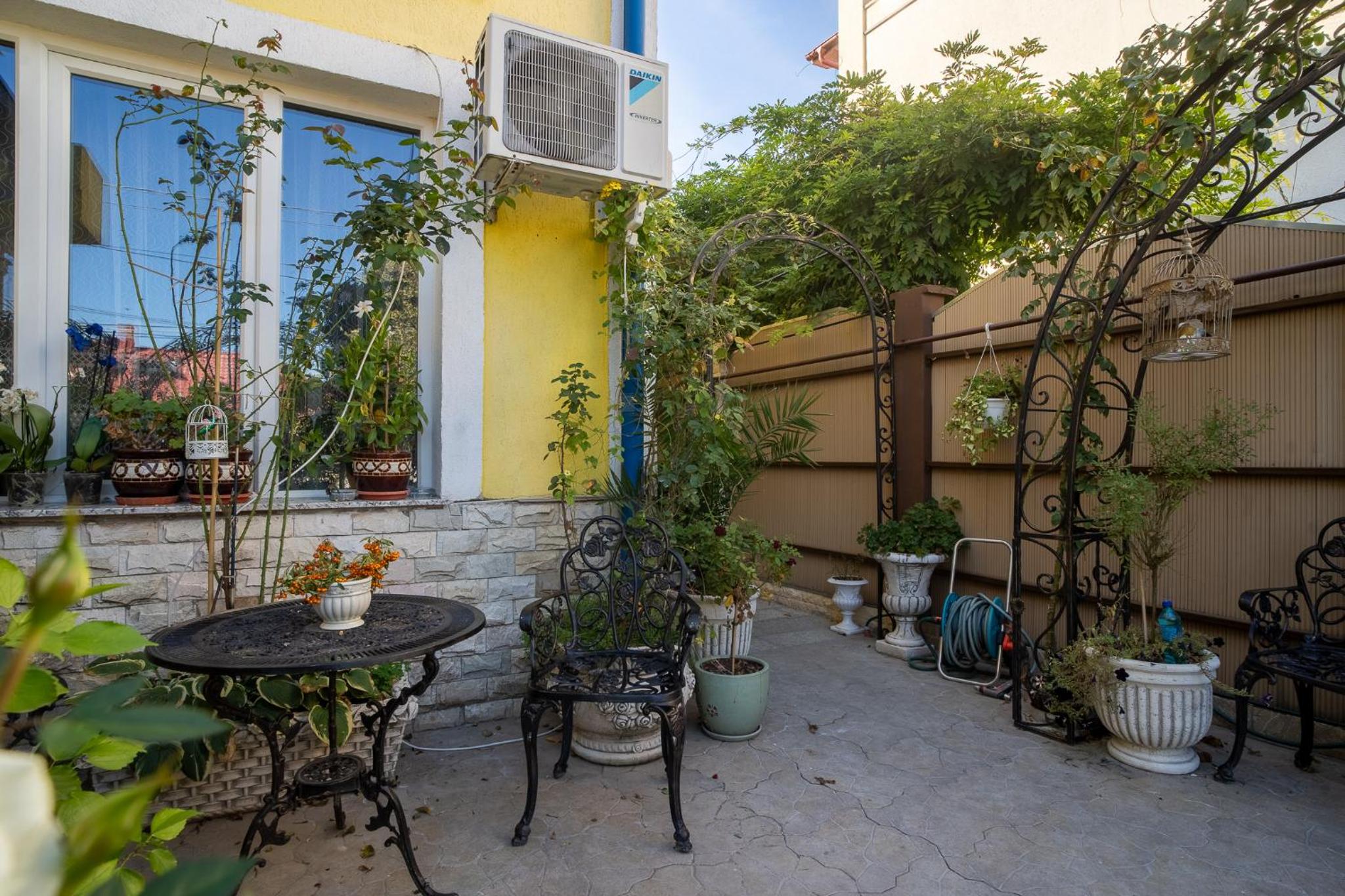 Luxurious Villa with Huge Garden, Terrace & Outdoor Space