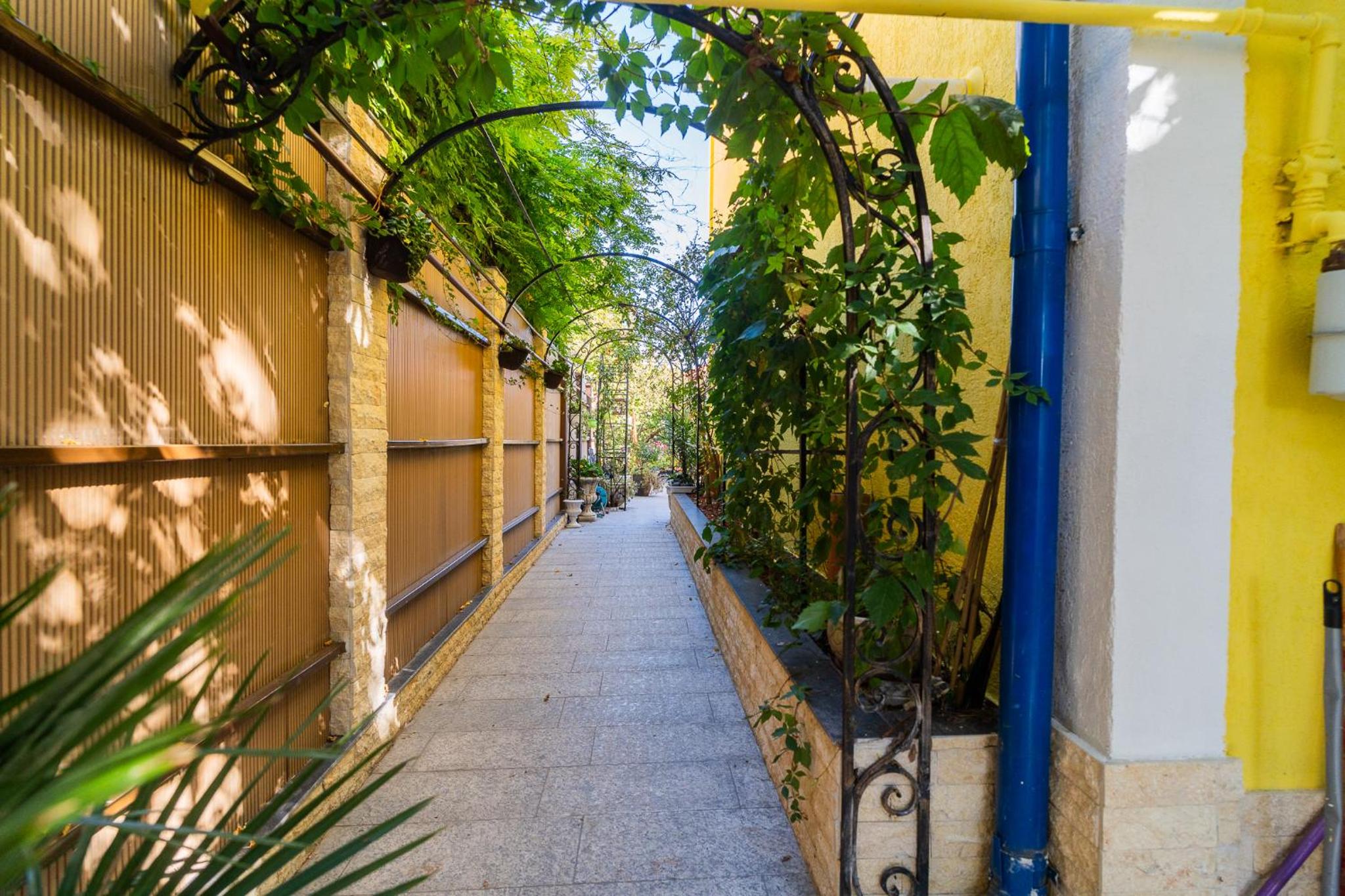 Luxurious Villa with Huge Garden, Terrace & Outdoor Space