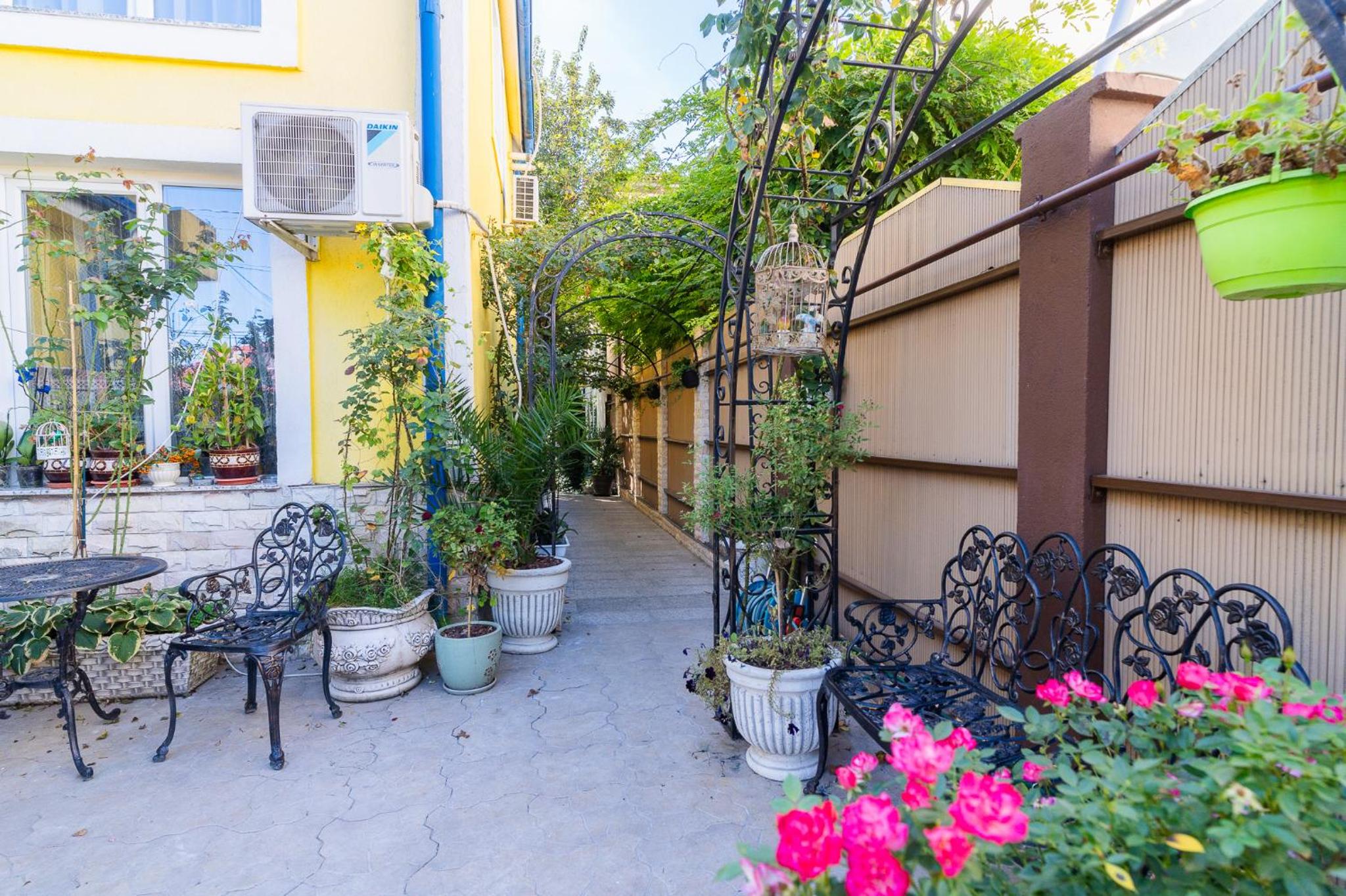 Luxurious Villa with Huge Garden, Terrace & Outdoor Space