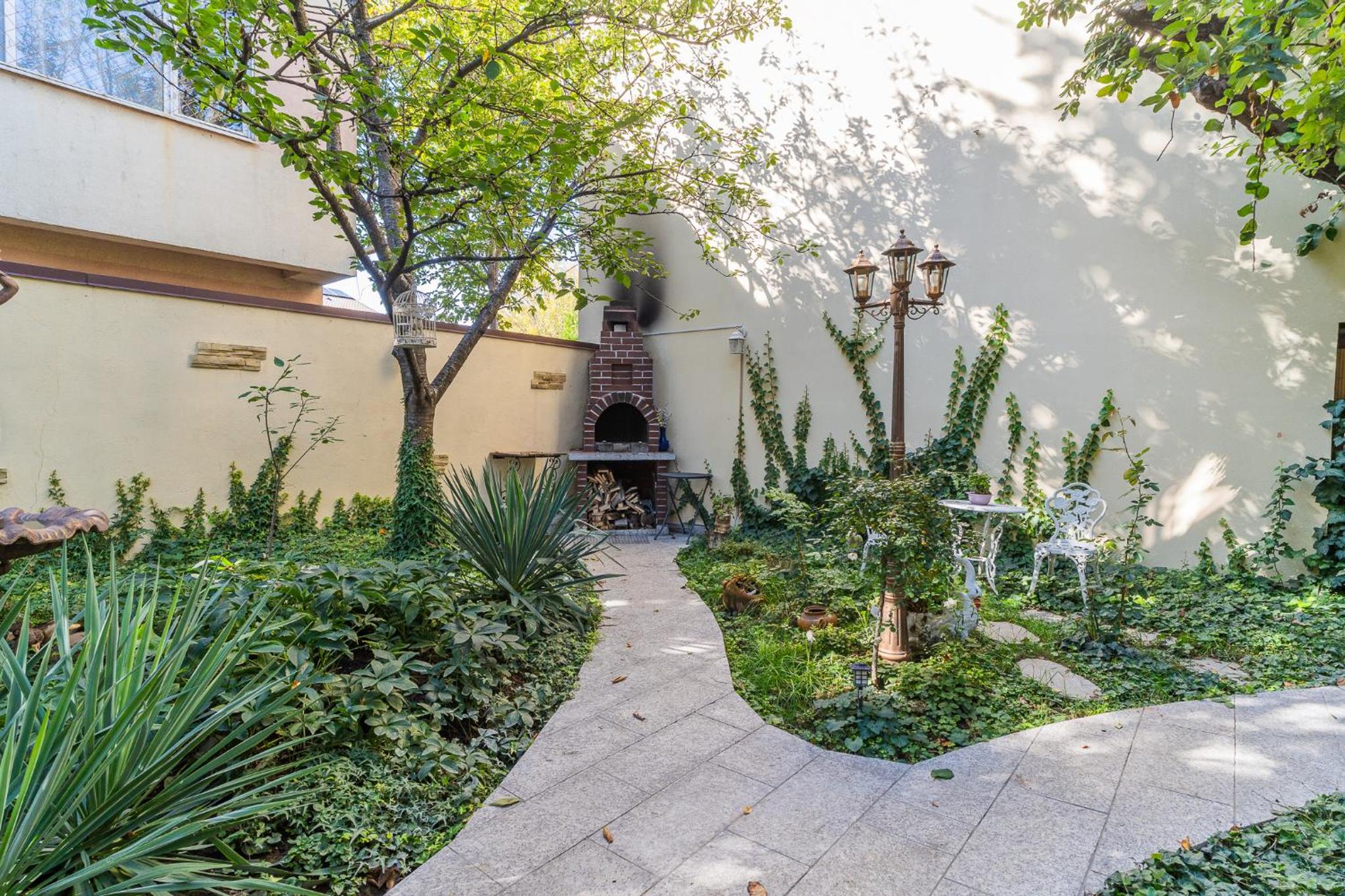Luxurious Villa with Huge Garden, Terrace & Outdoor Space