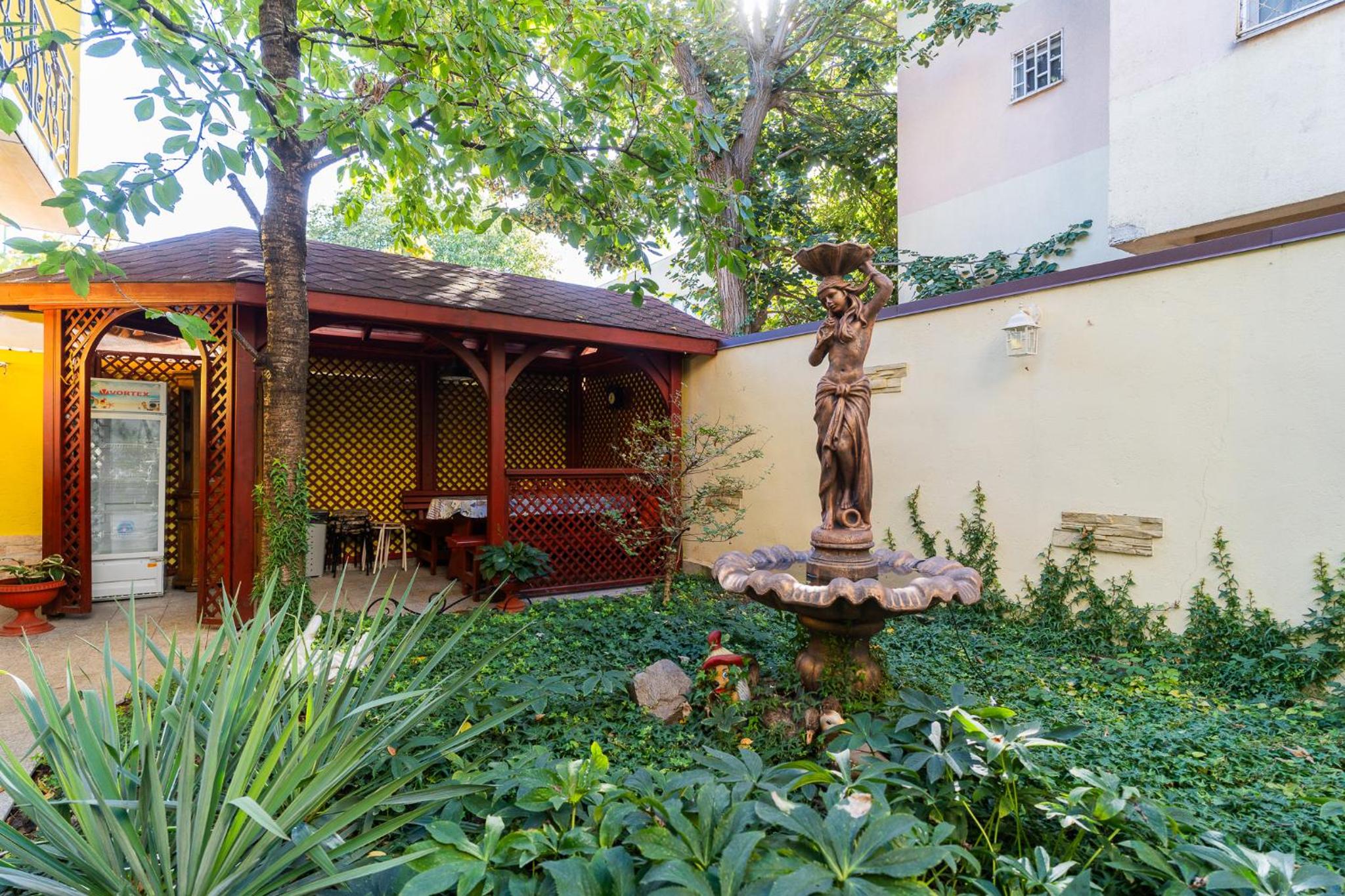 Luxurious Villa with Huge Garden, Terrace & Outdoor Space