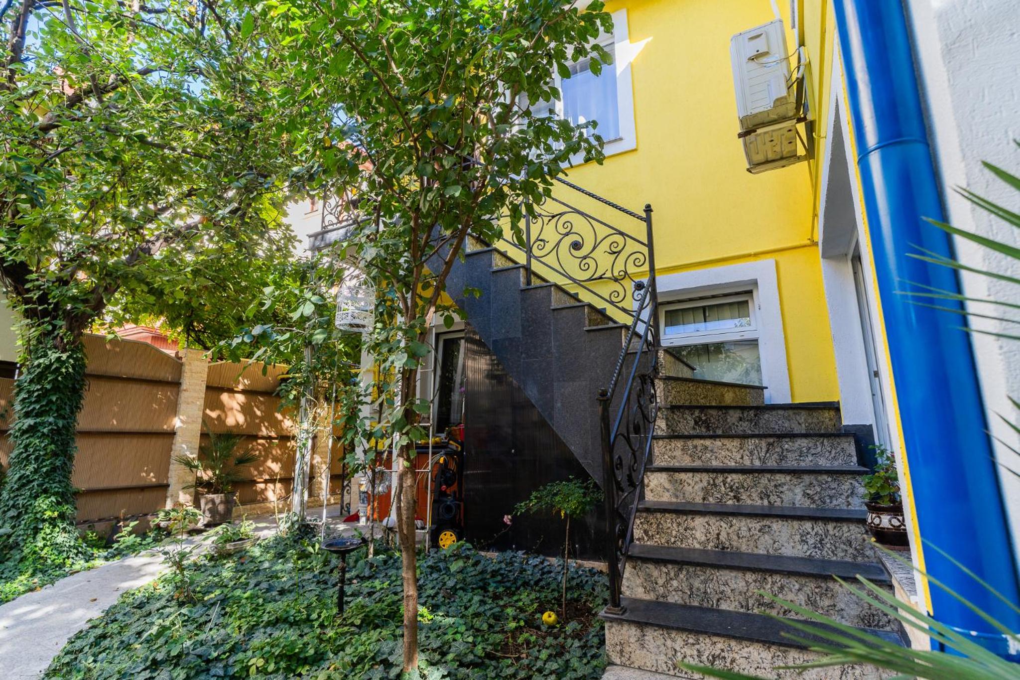 Luxurious Villa with Huge Garden, Terrace & Outdoor Space