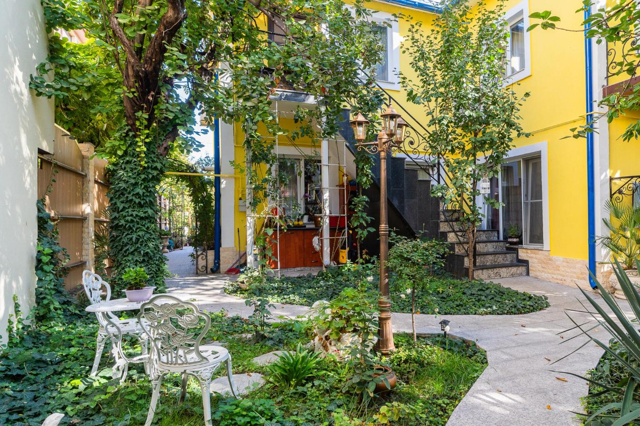 Luxurious Villa with Huge Garden, Terrace & Outdoor Space