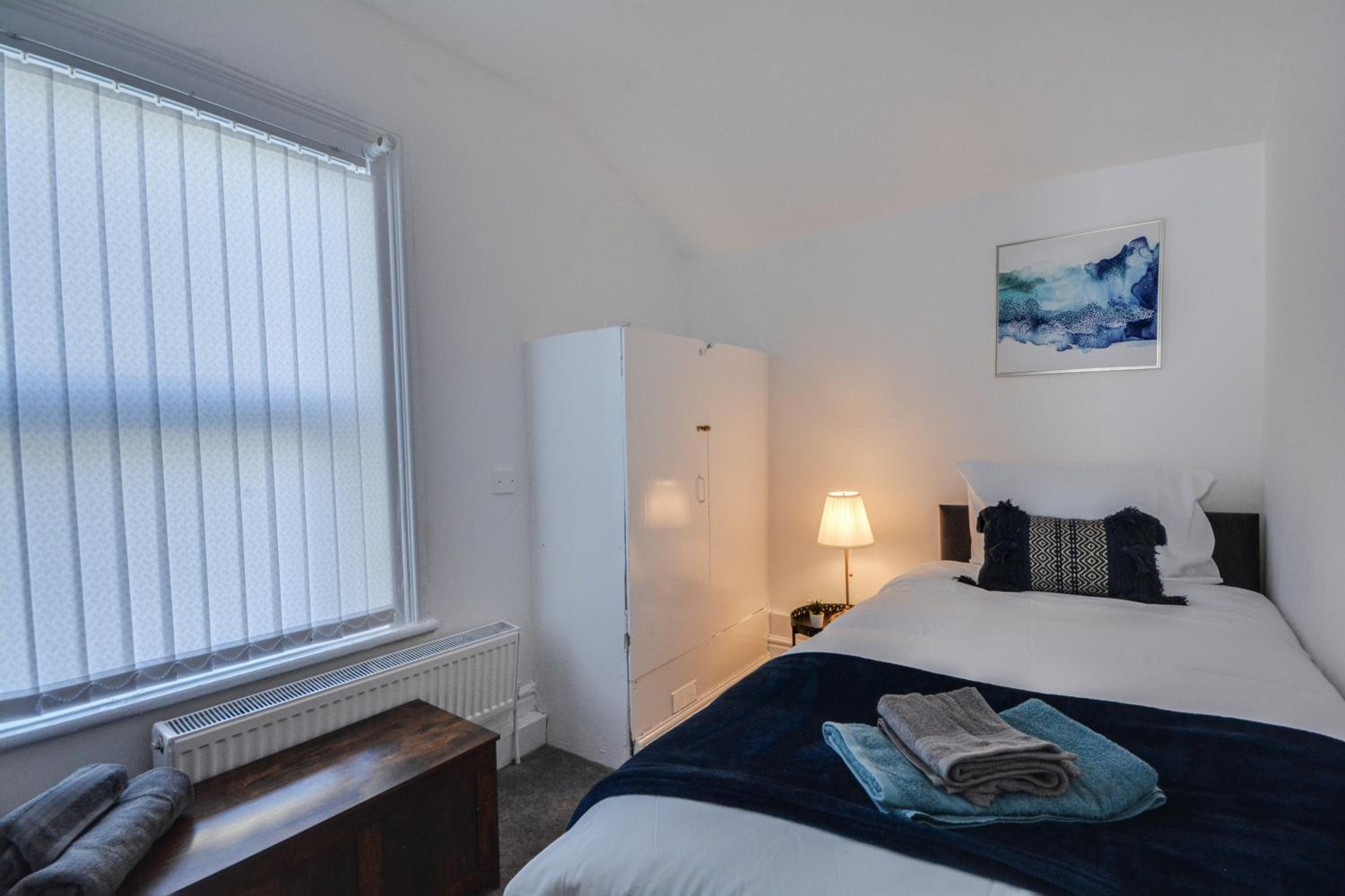 Stay With Alexandra 2 Free Parking - high speed Free Wifi close to stadiums photo 2