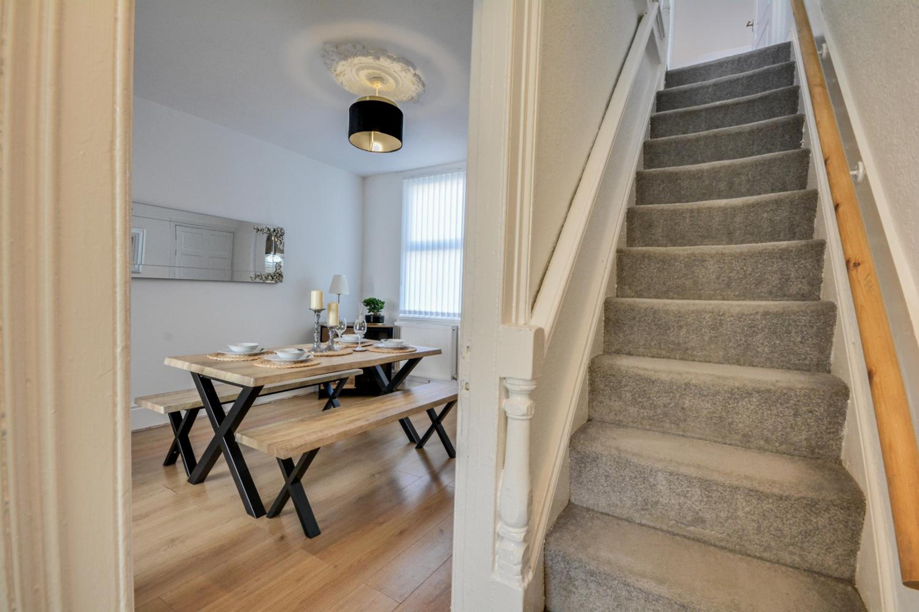 Stay With Alexandra 2 Free Parking - high speed Free Wifi close to stadiums