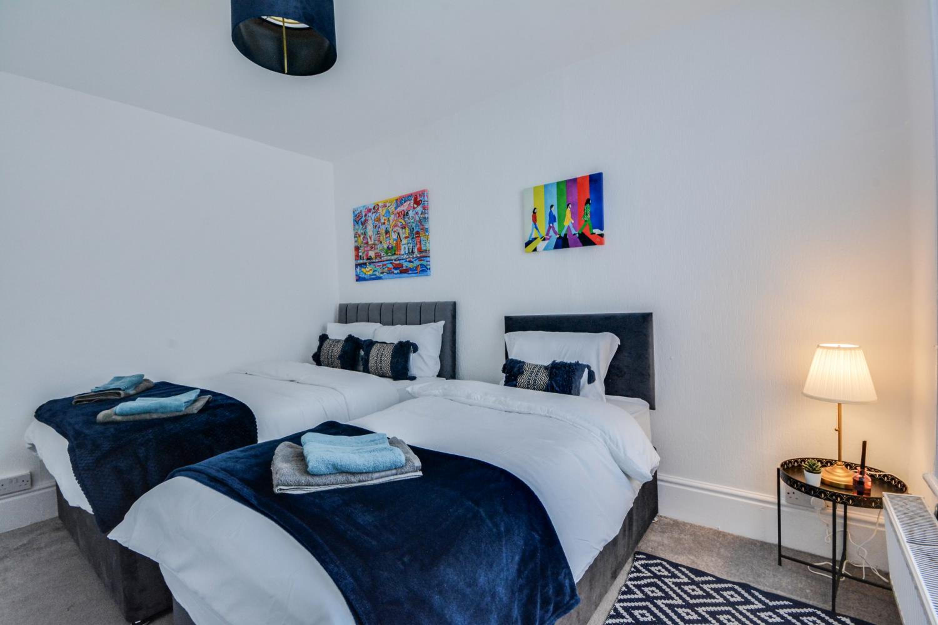 Stay With Alexandra 2 Free Parking - high speed Free Wifi close to stadiums photo 4