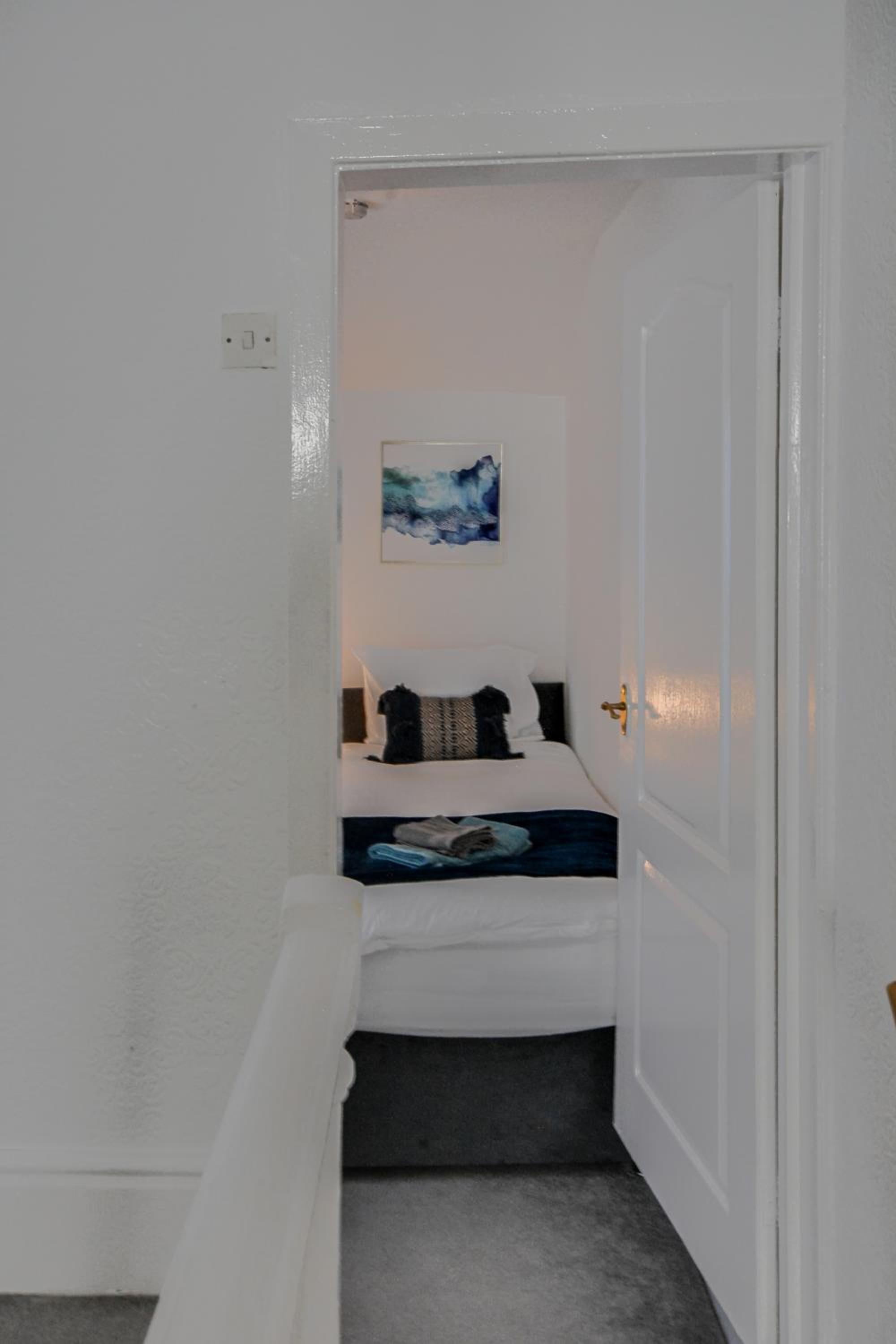 Stay With Alexandra 2 Free Parking - high speed Free Wifi close to stadiums photo 5