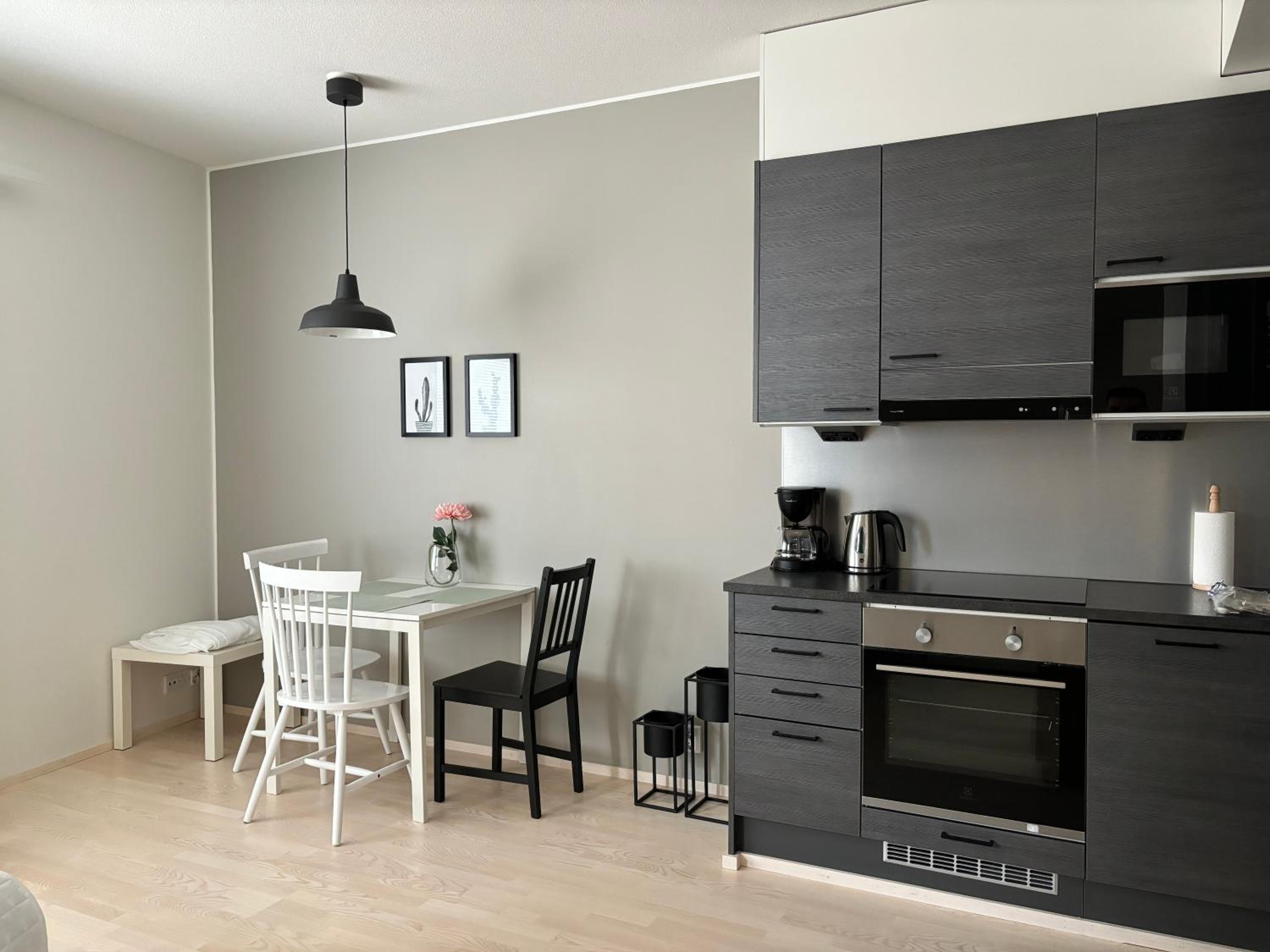 HILLA Serene Suite Central Aurora City 2BD Street Parking
