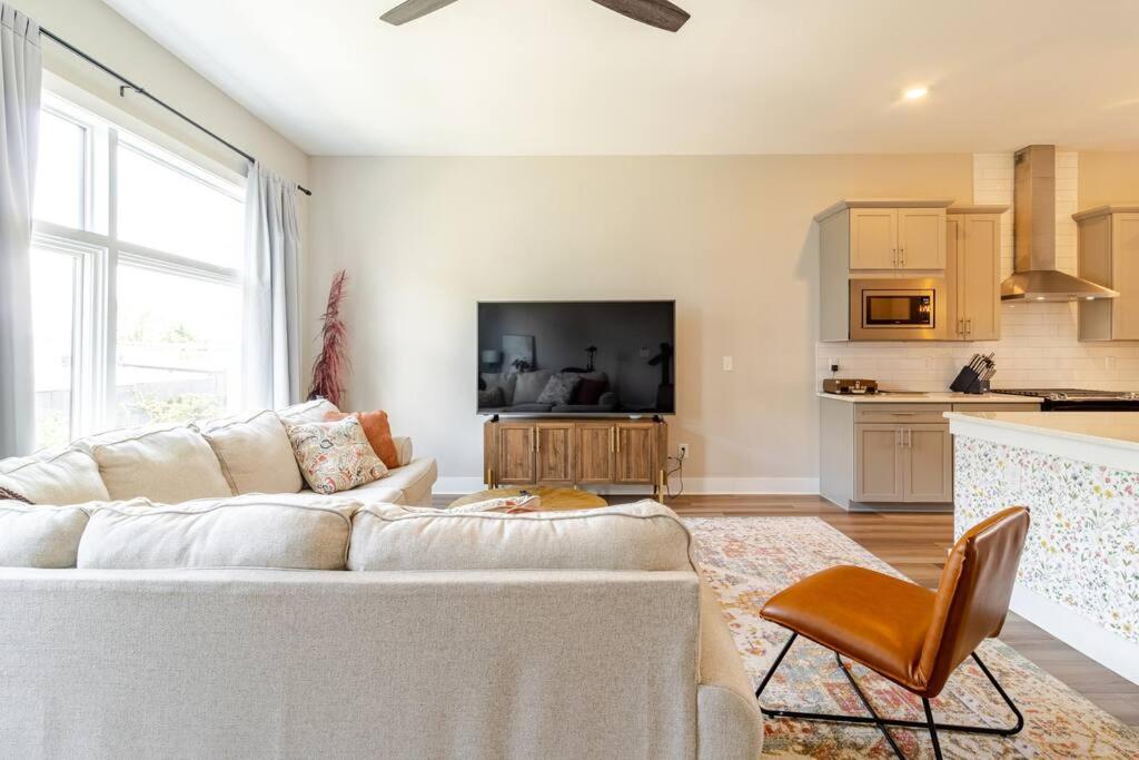Southside Charmer, 5 min to Downtown! view 3