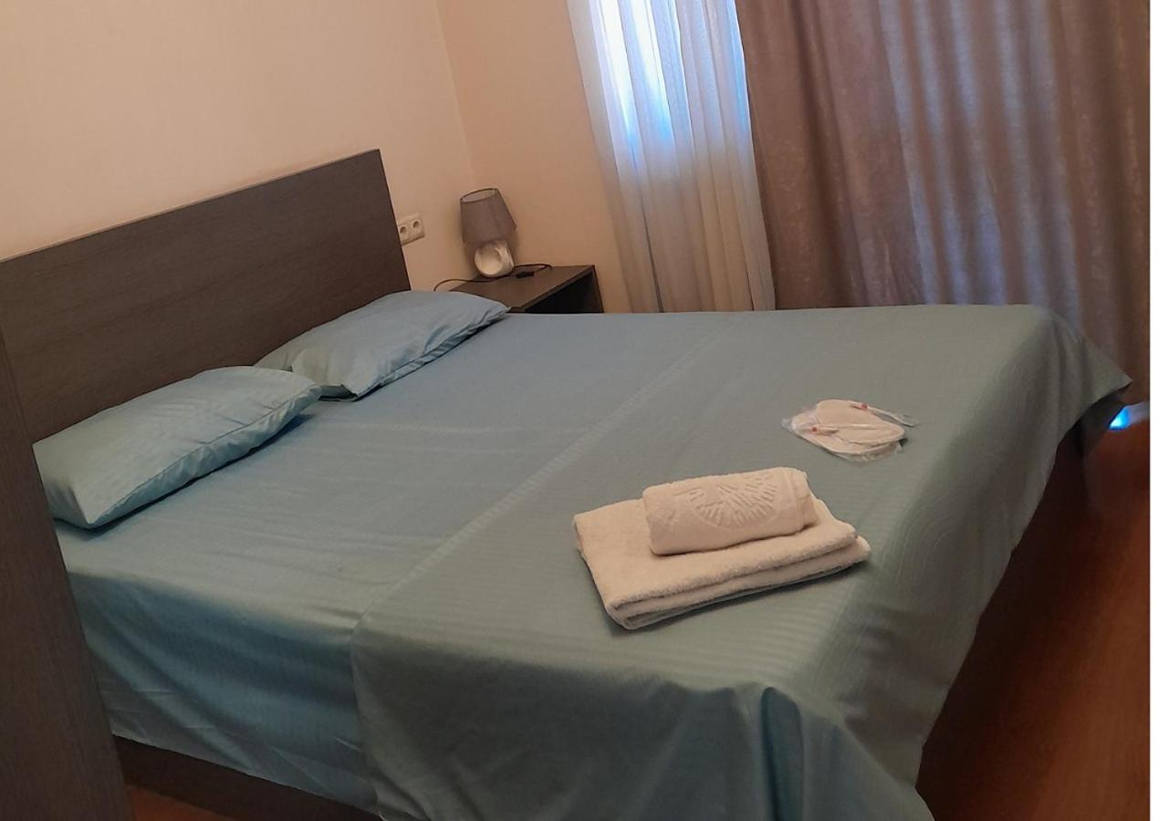 2 room apartment inthe center 93 aprt
