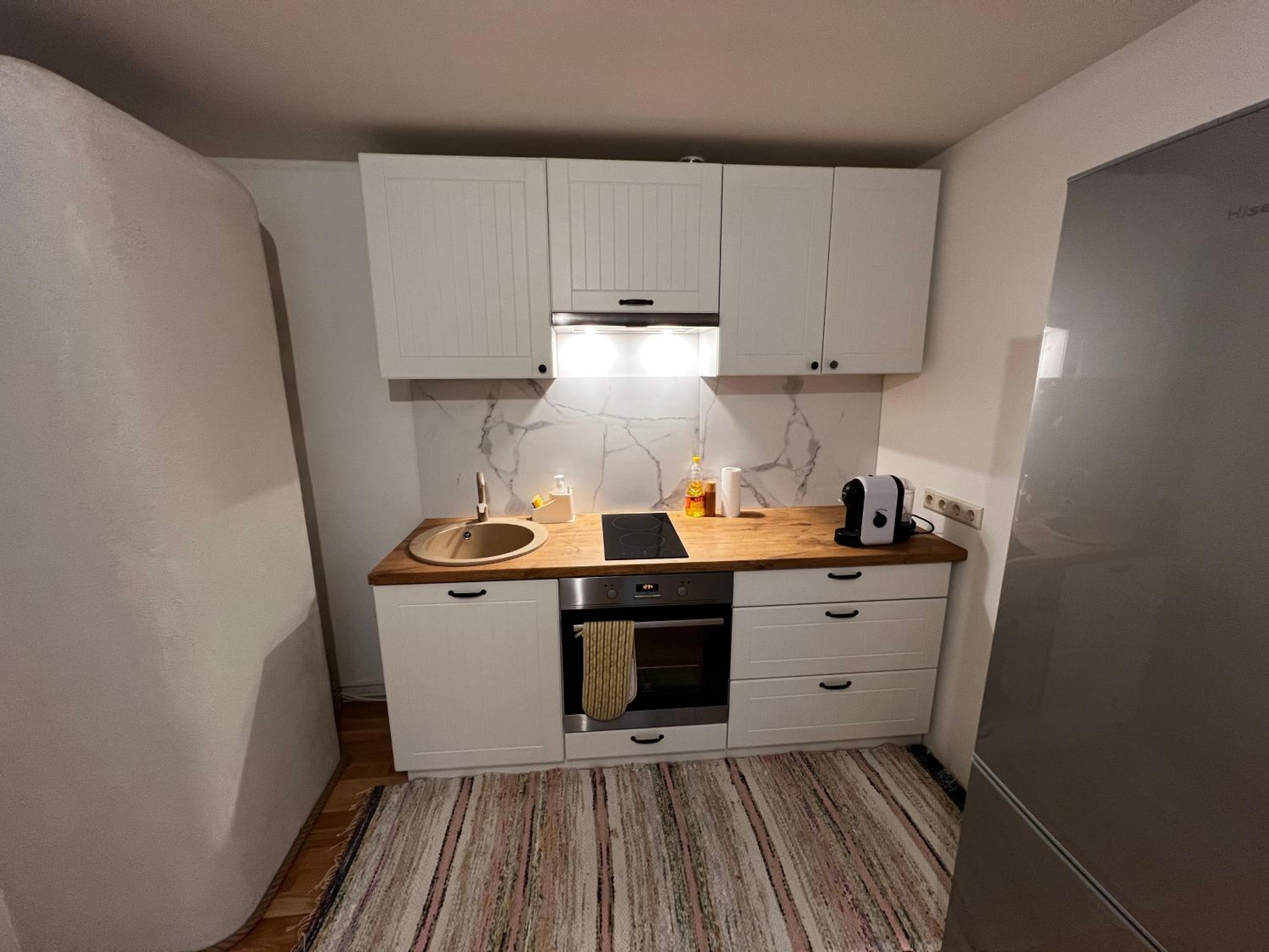 Cozy private apartment WiFi 1BR Sleeps 4 great Central Location