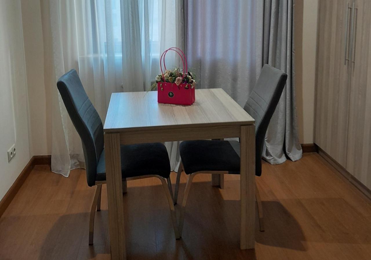 2 room apartment inthe center 93 aprt