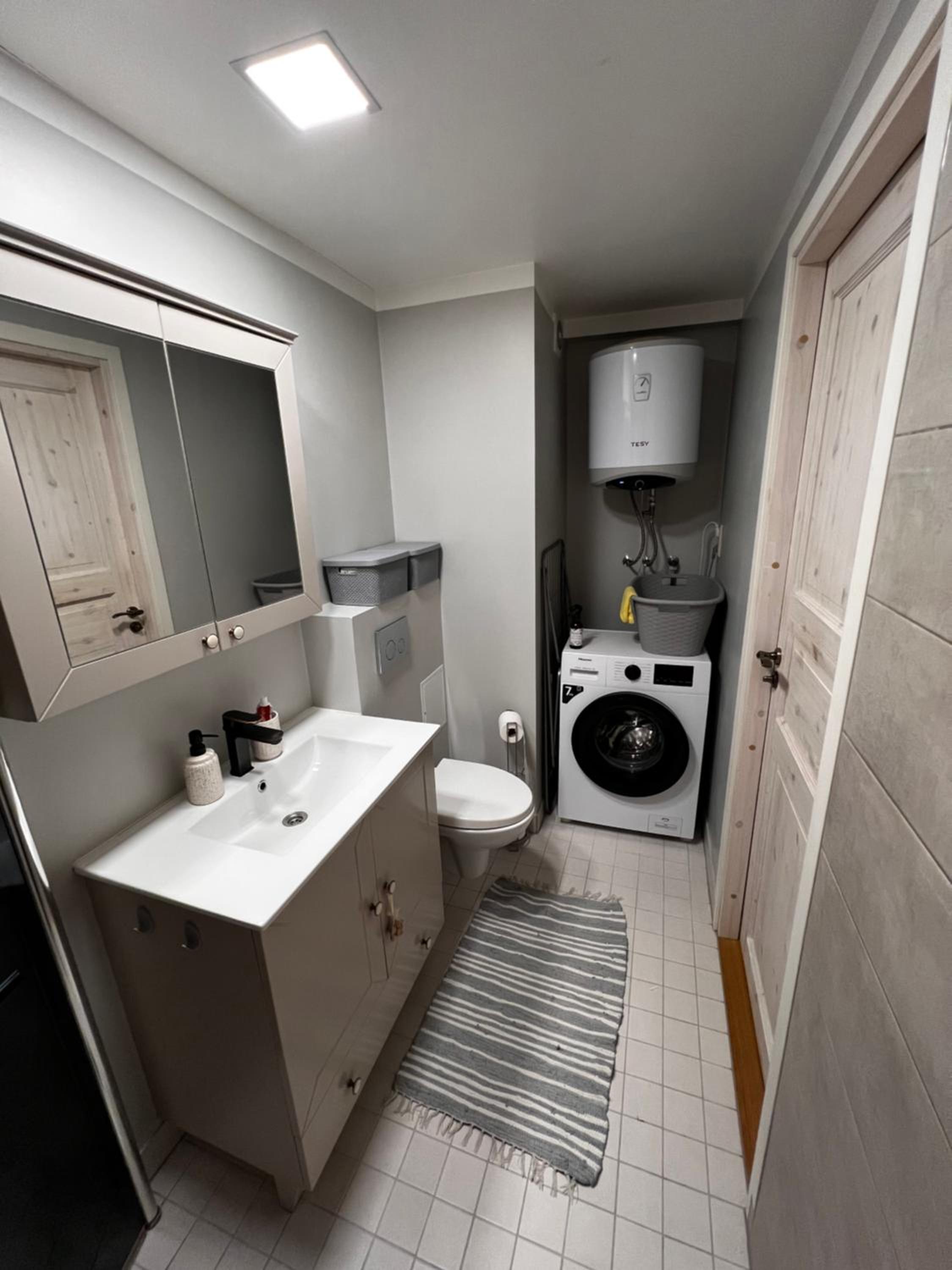 Cozy private apartment WiFi 1BR Sleeps 4 great Central Location