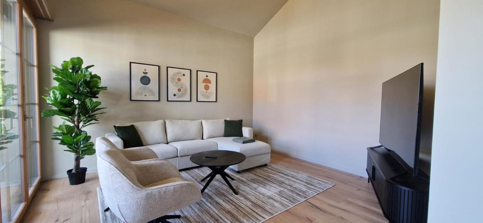 Visionary Hospitality Bassersdorf, Zürich - Premium Apartments in Swiss Style with Free Parking, Washer, Kitchen, Terrace, Vaulted Cellar Event Room, Bus S