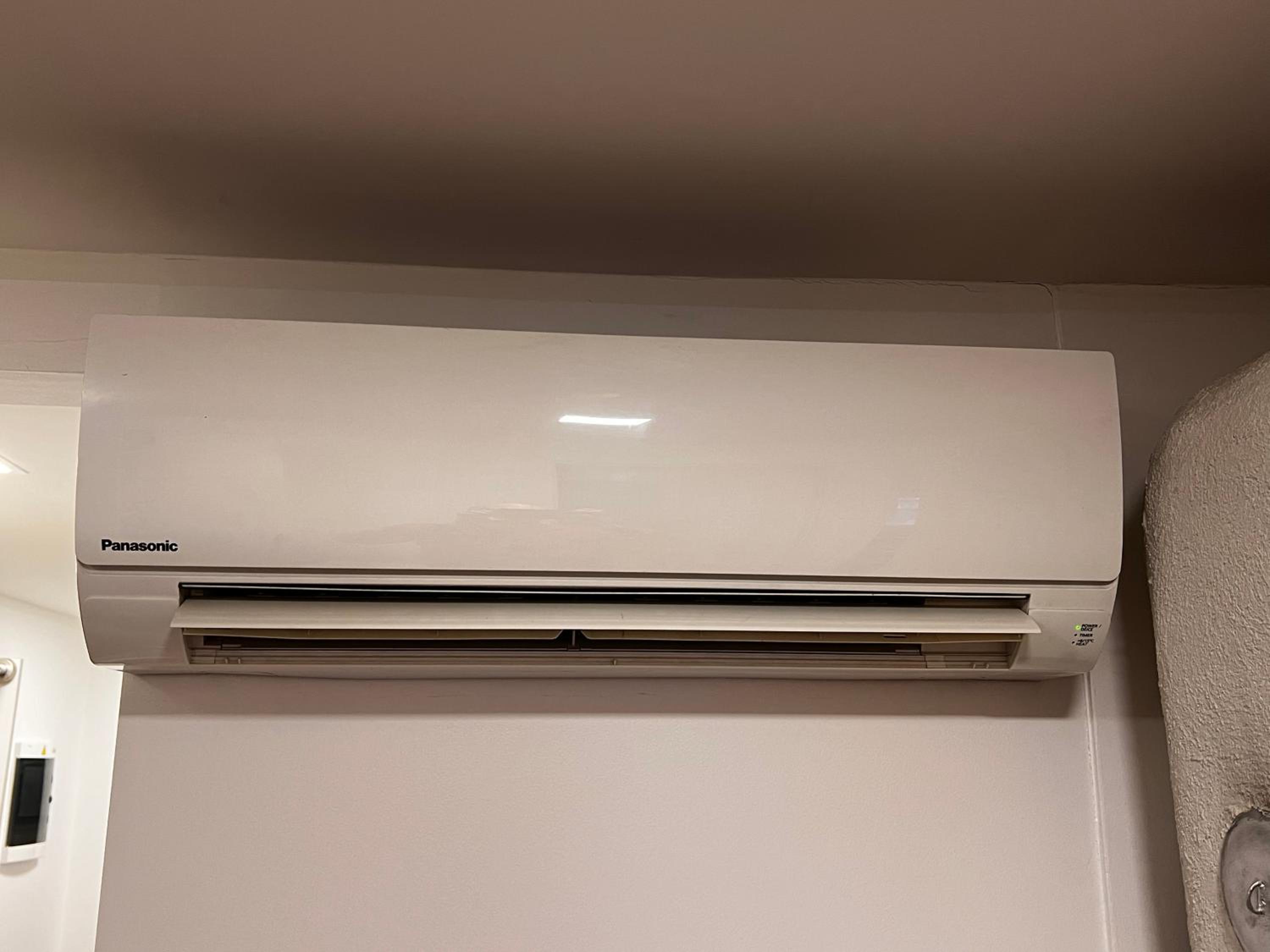 Cozy private apartment WiFi 1BR Sleeps 4 great Central Location