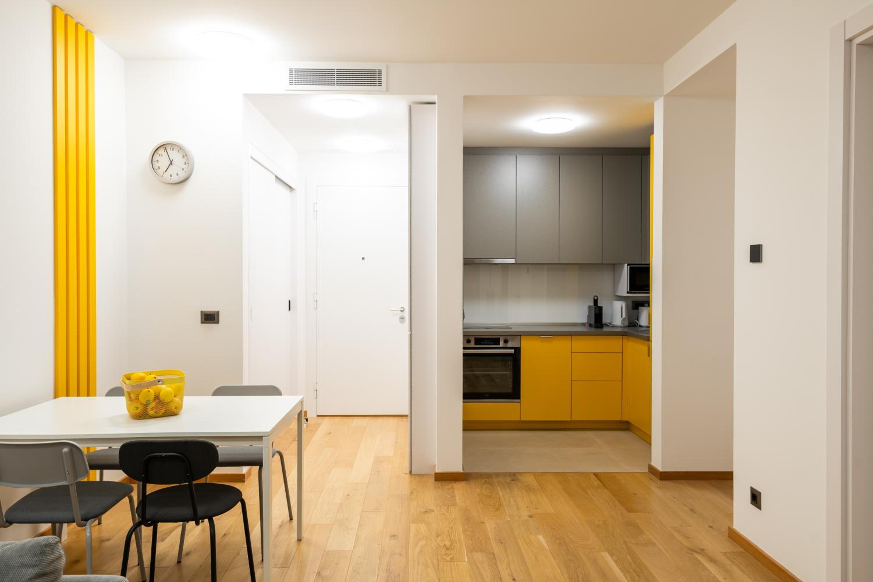 City Center Apartment - Garage - Terrace - Port view 3