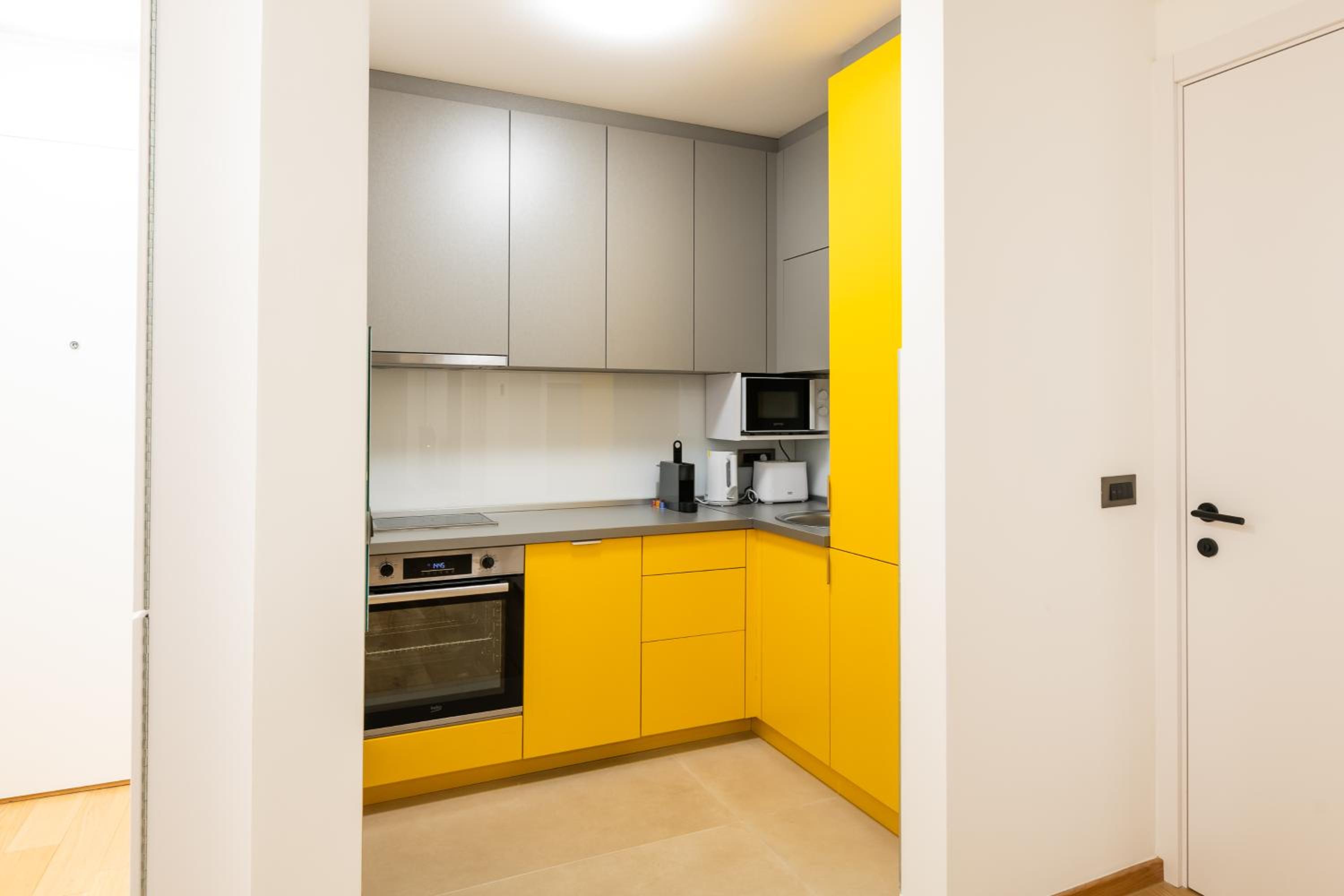 City Center Apartment - Garage - Terrace - Port view 4